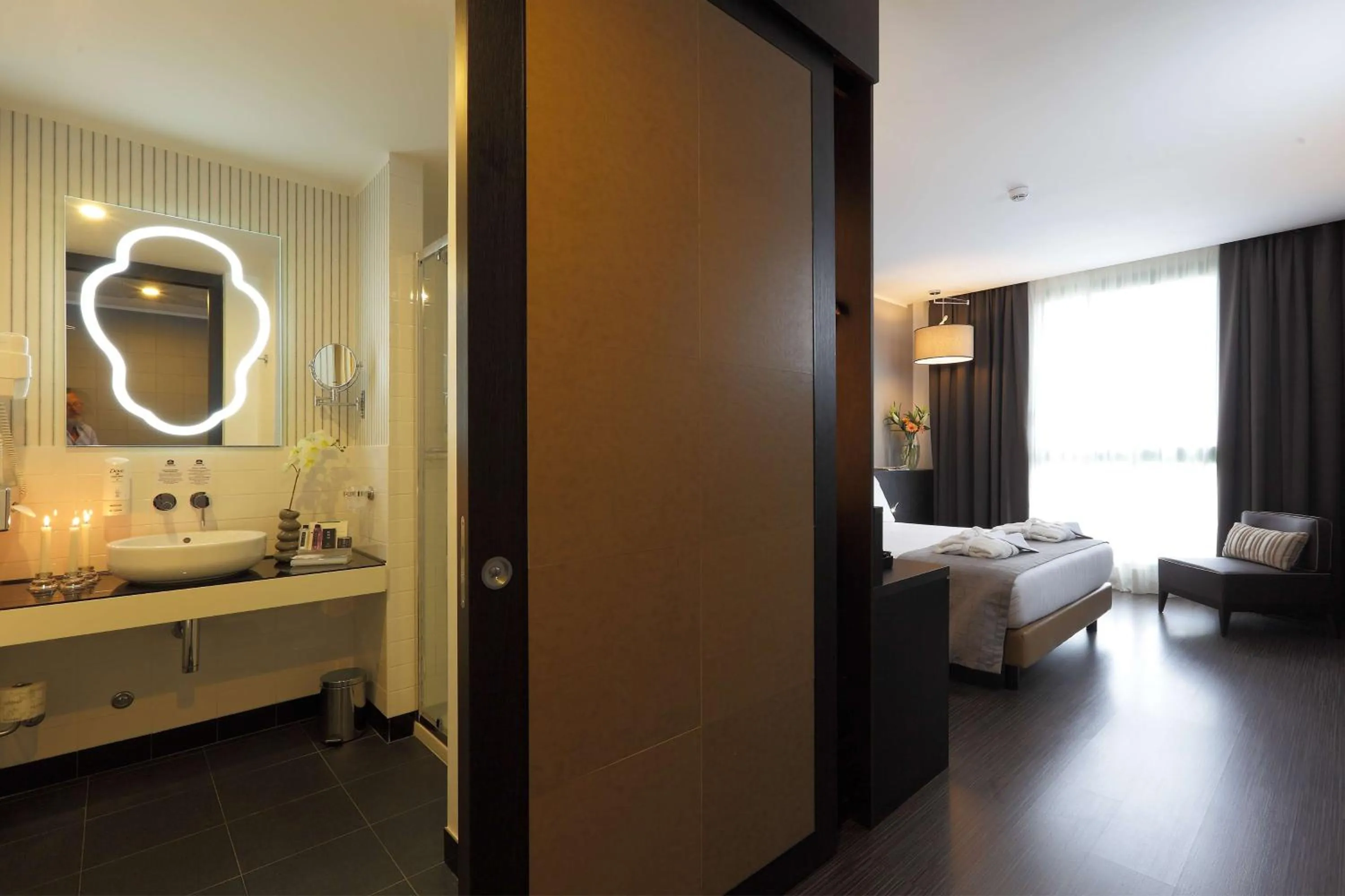 Shower, Bed in Best Western Premier CHC Airport