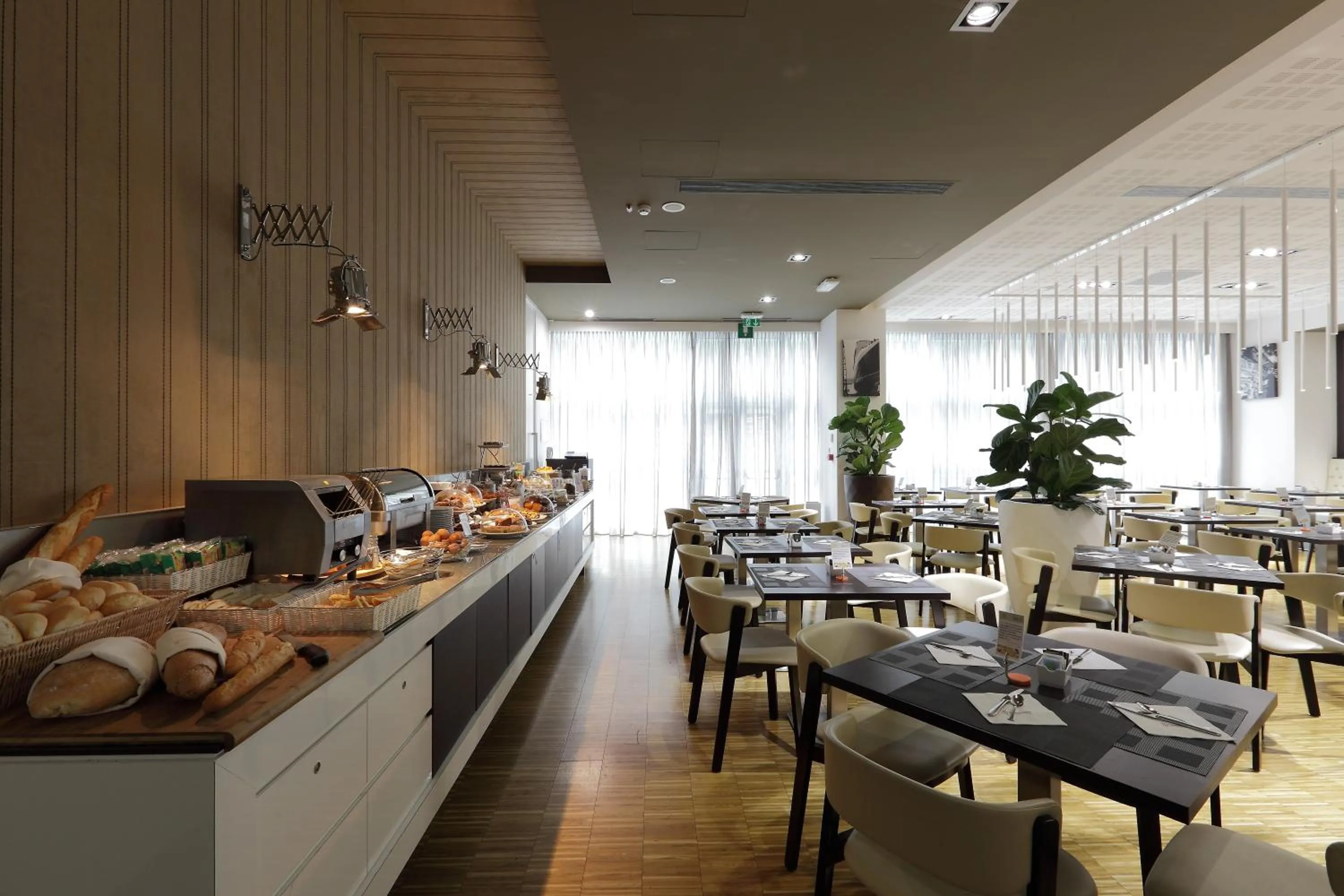 Restaurant/places to eat in Best Western Premier CHC Airport