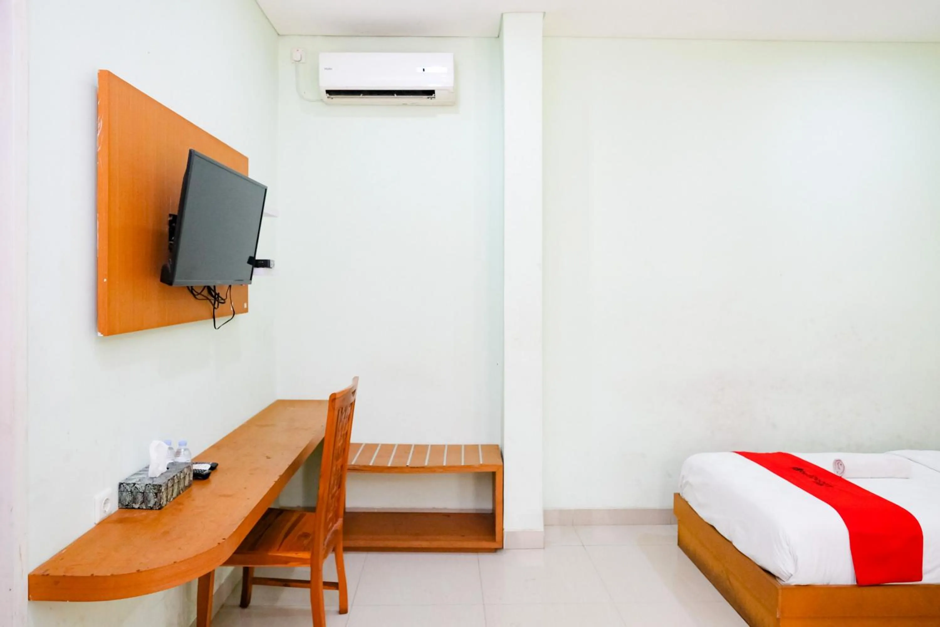 Bedroom, Bed in RedDoorz Plus @ Mahendradatta Denpasar