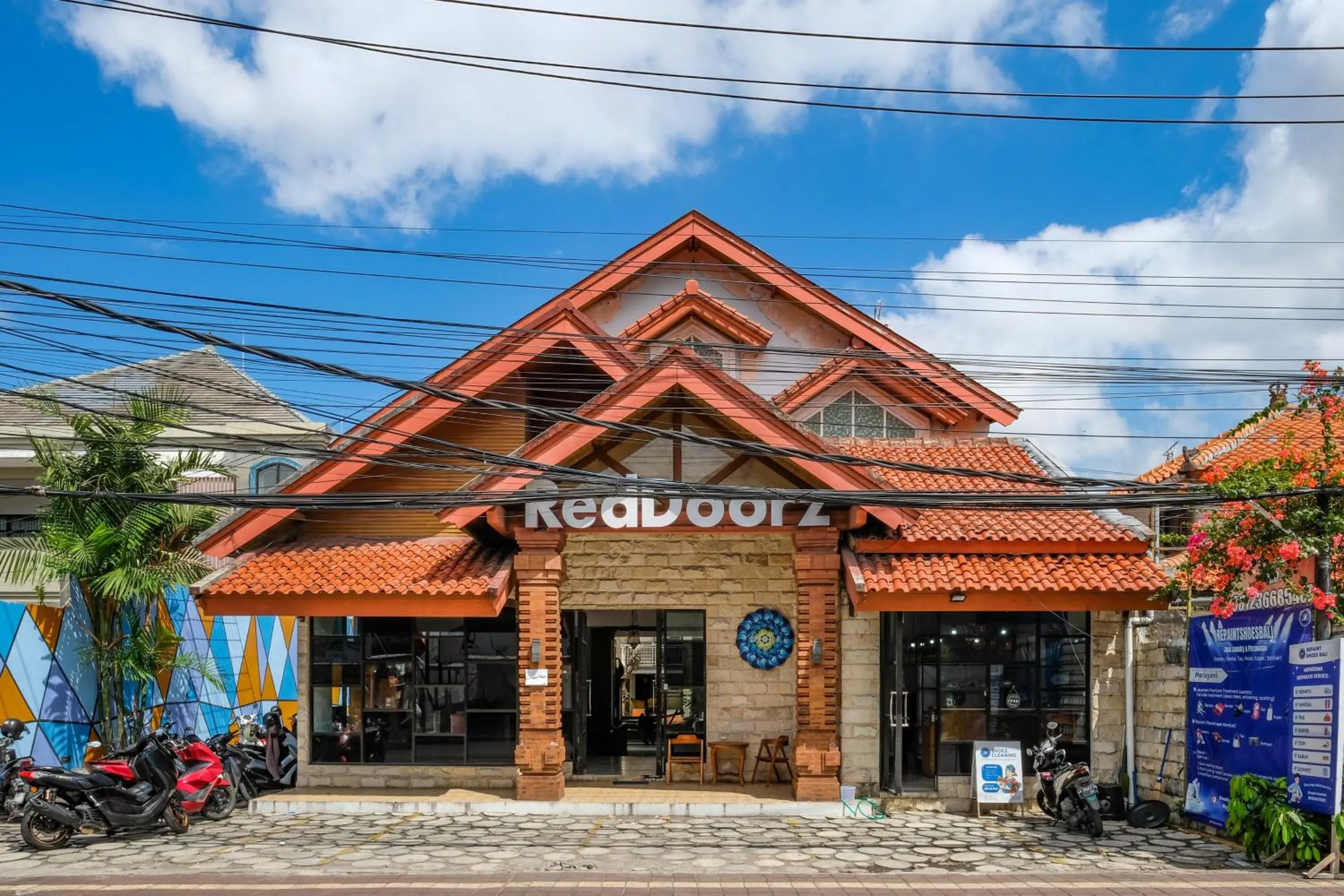 Facade/entrance in RedDoorz Plus @ Mahendradatta Denpasar