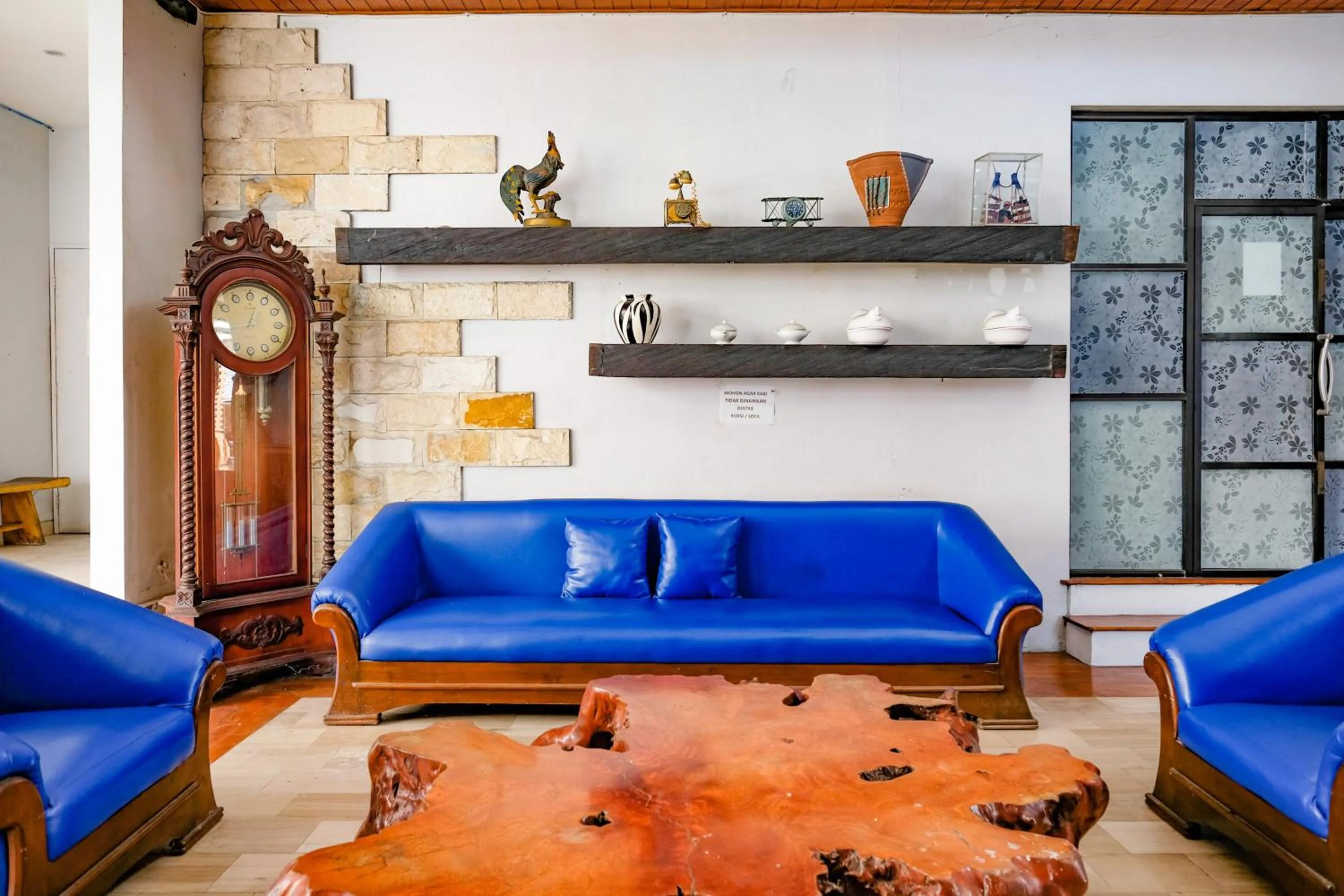 Seating area in RedDoorz Plus @ Mahendradatta Denpasar