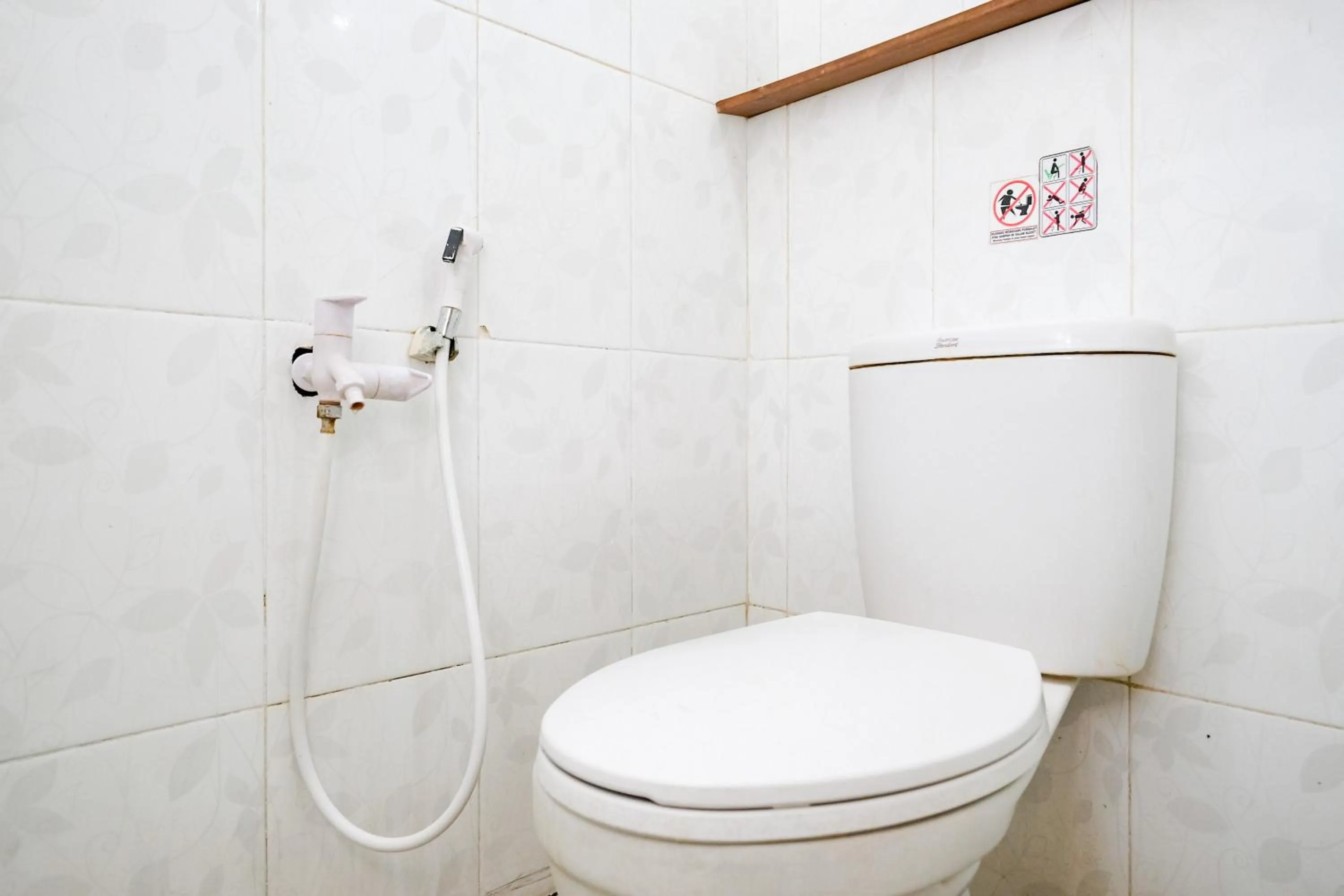 Bathroom in RedDoorz Plus @ Mahendradatta Denpasar