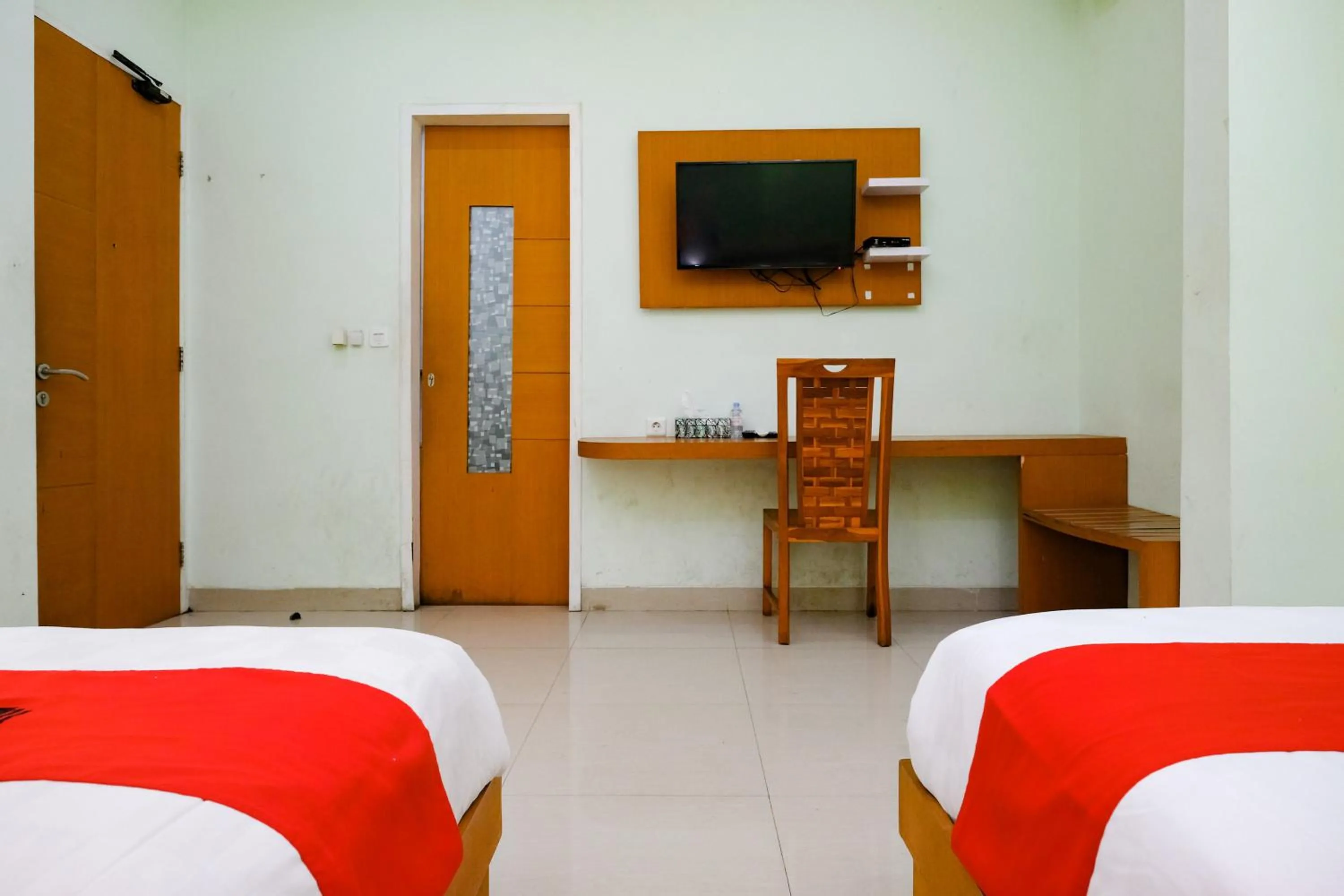 Bedroom, Bed in RedDoorz Plus @ Mahendradatta Denpasar