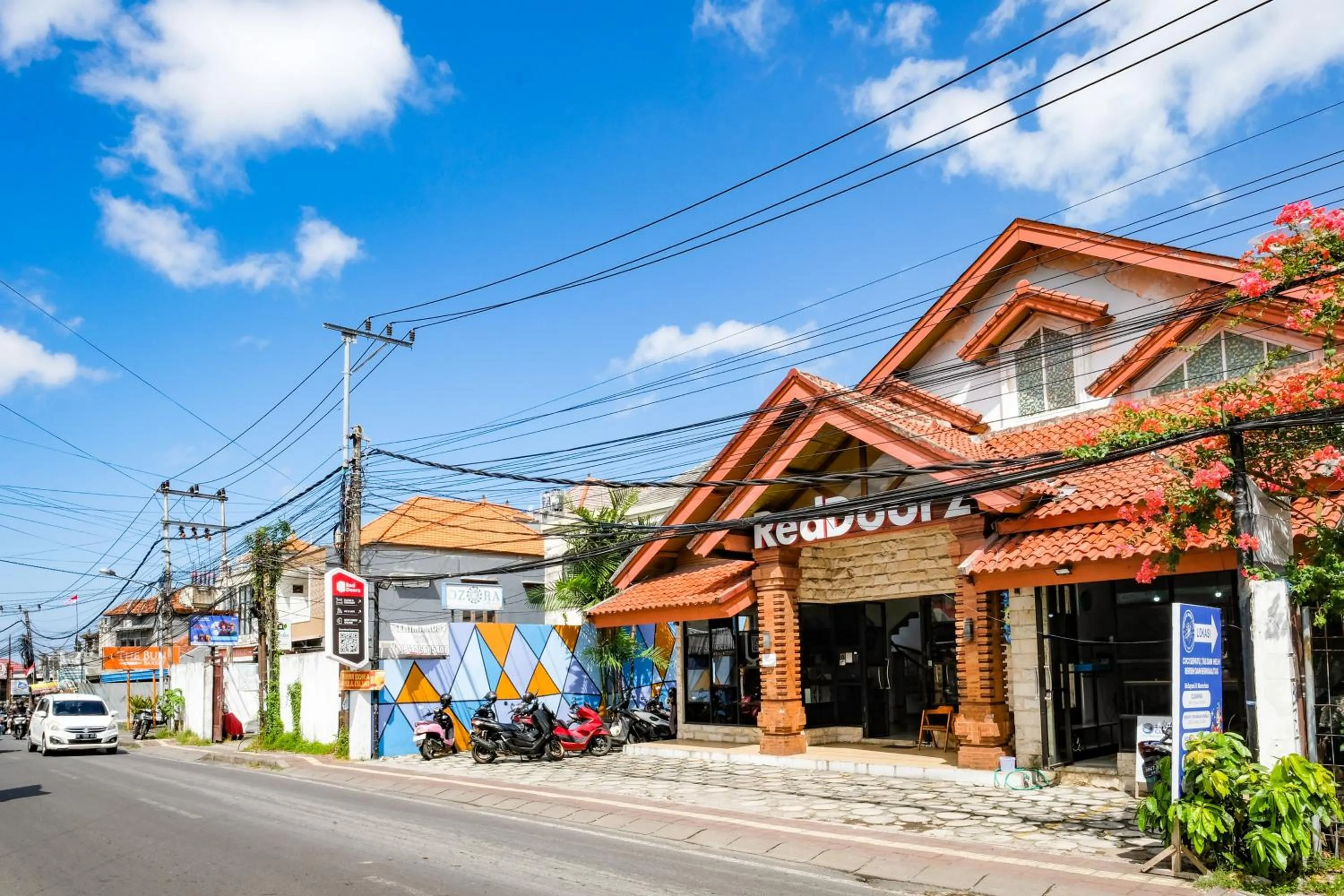 Facade/entrance in RedDoorz Plus @ Mahendradatta Denpasar