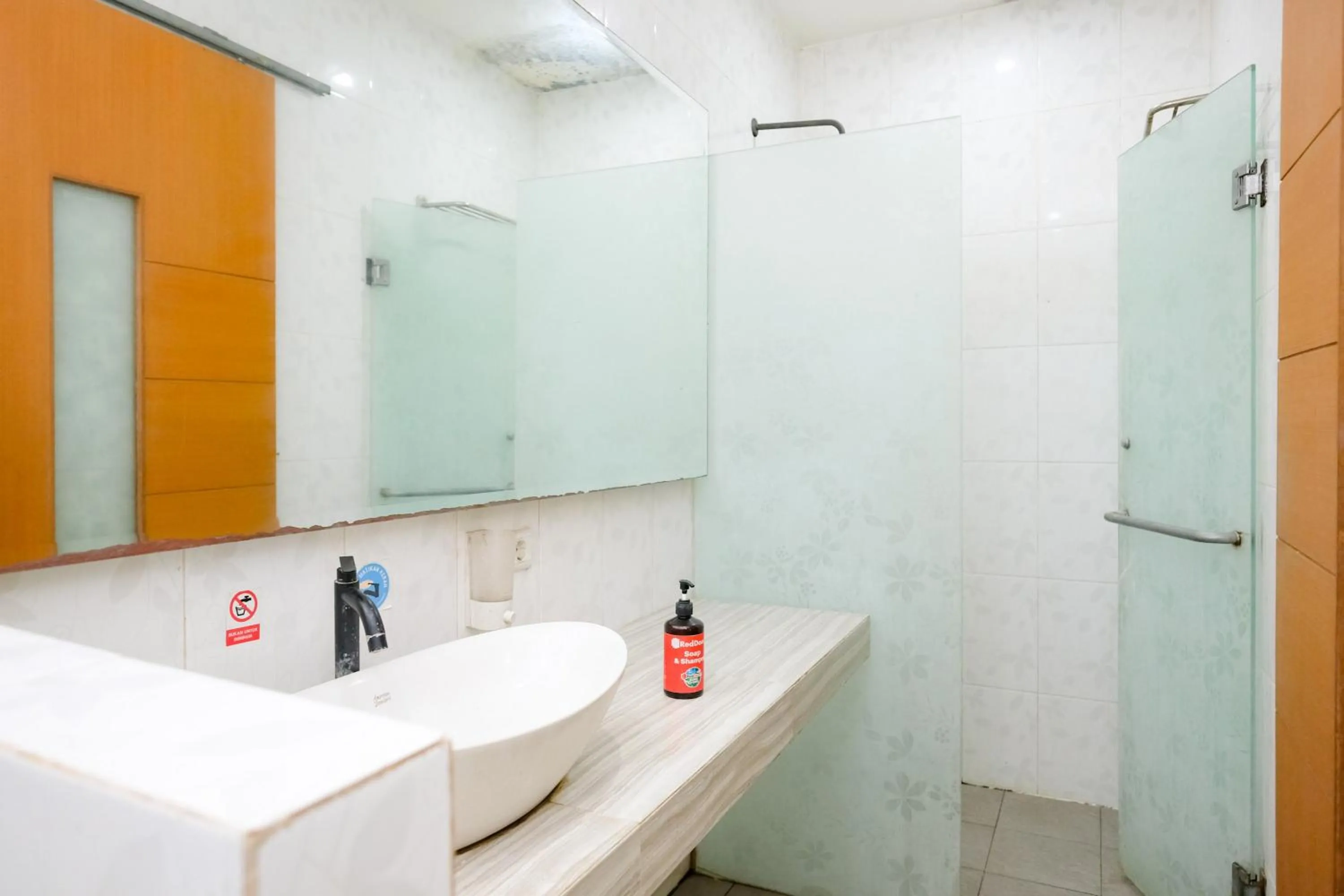 Bathroom in RedDoorz Plus @ Mahendradatta Denpasar