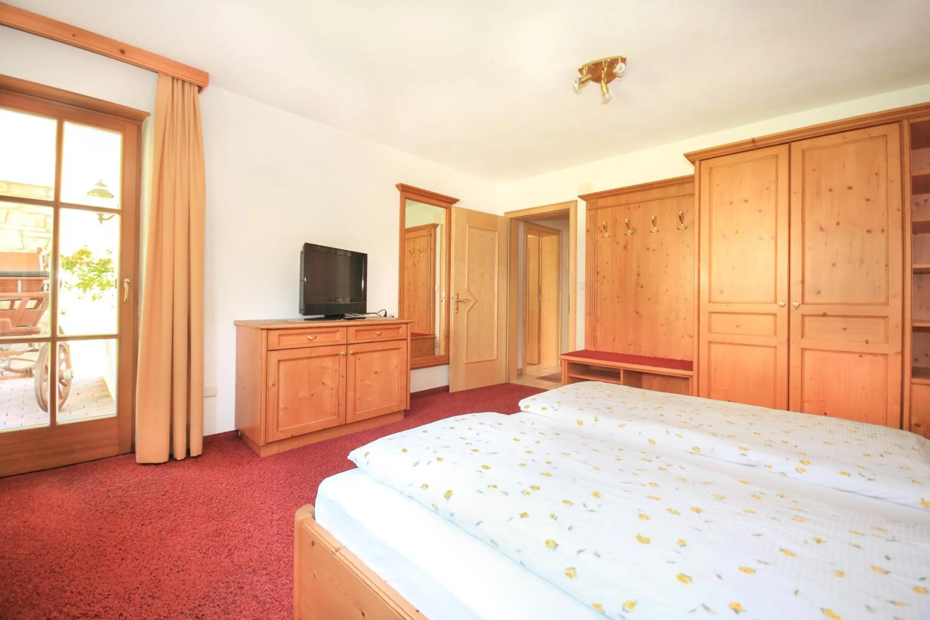 Photo of the whole room, Bed in Garni des Alpes