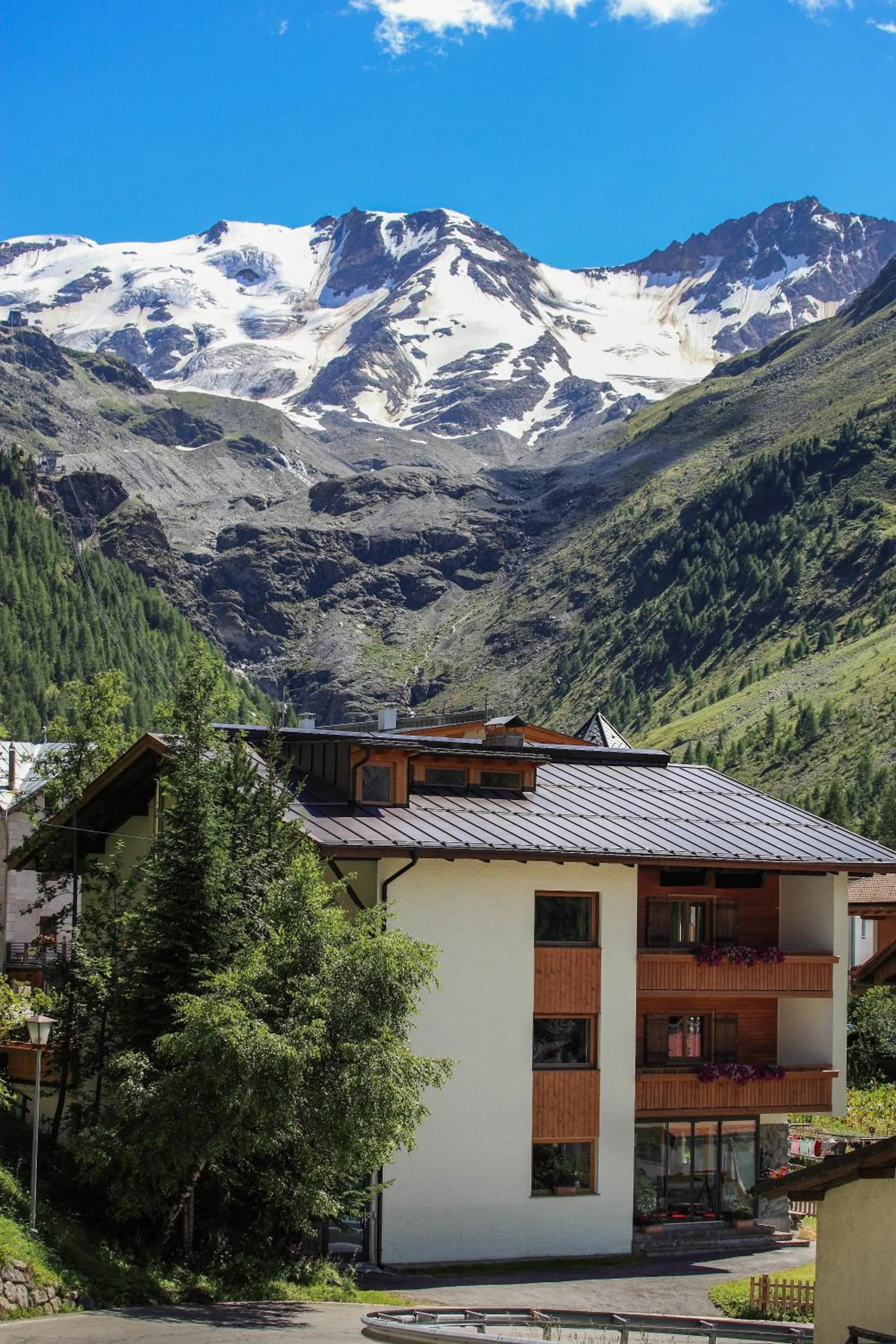 Facade/entrance in Garni des Alpes