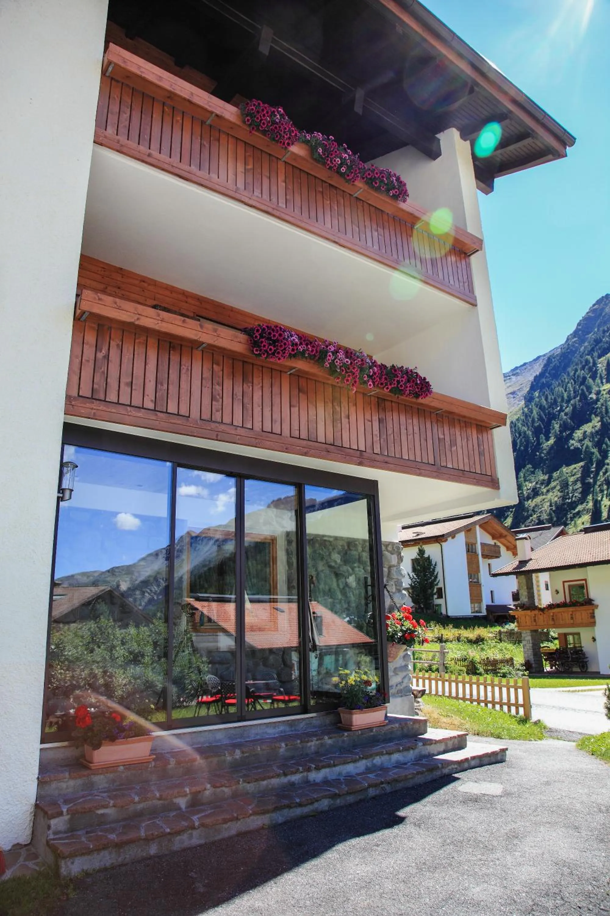 Facade/entrance in Garni des Alpes