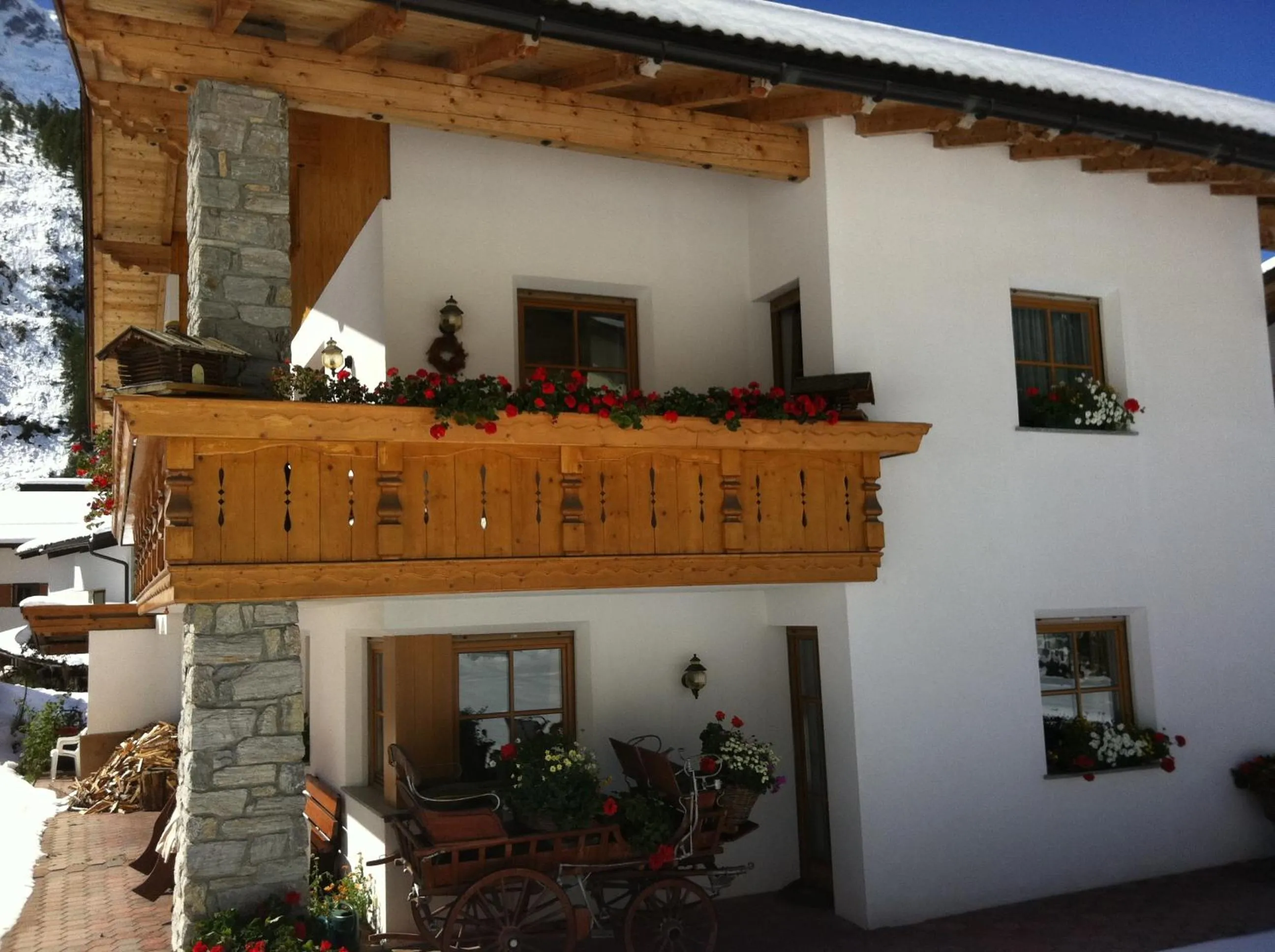 Facade/entrance in Garni des Alpes