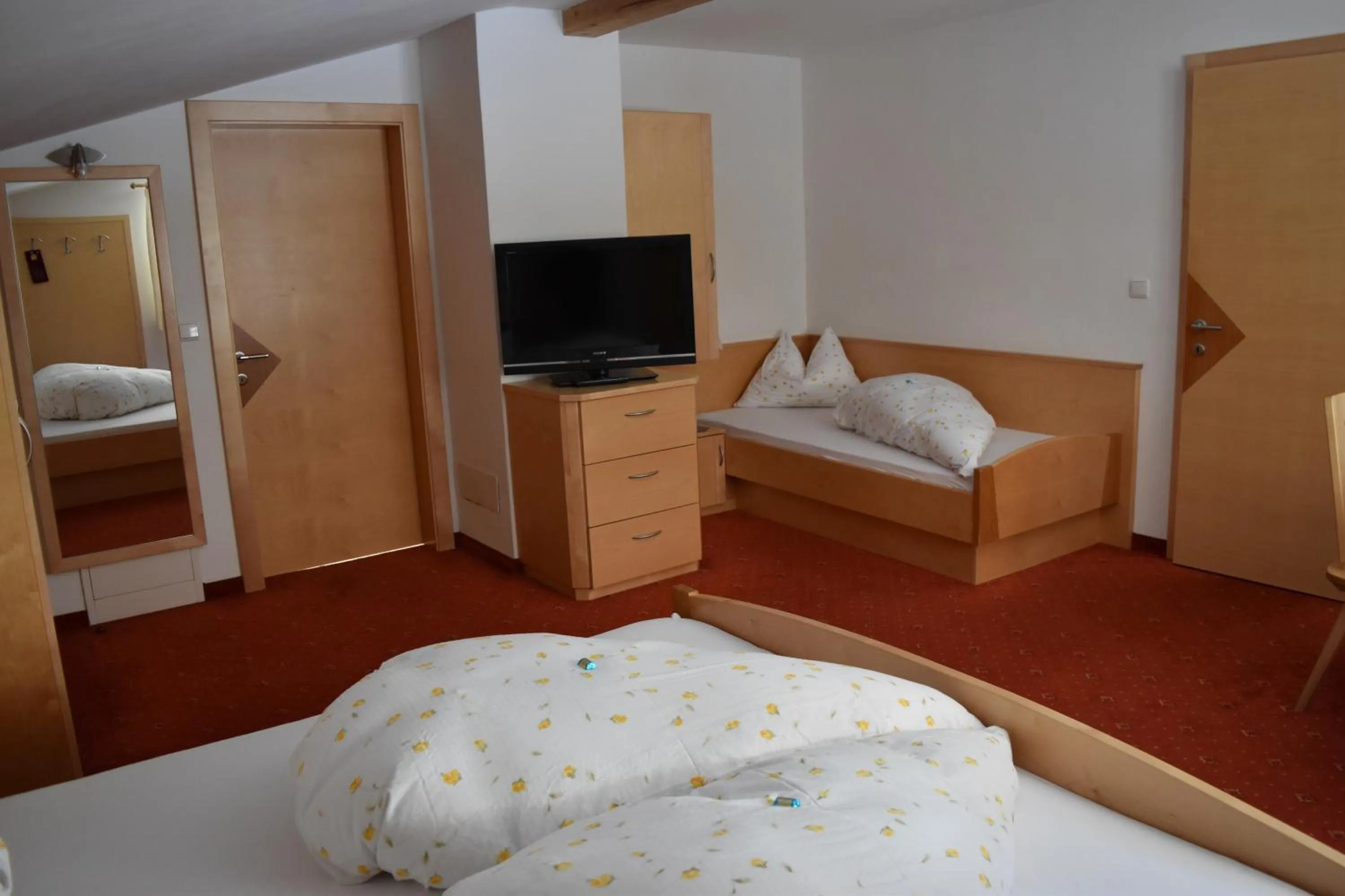 Photo of the whole room, Bed in Garni des Alpes