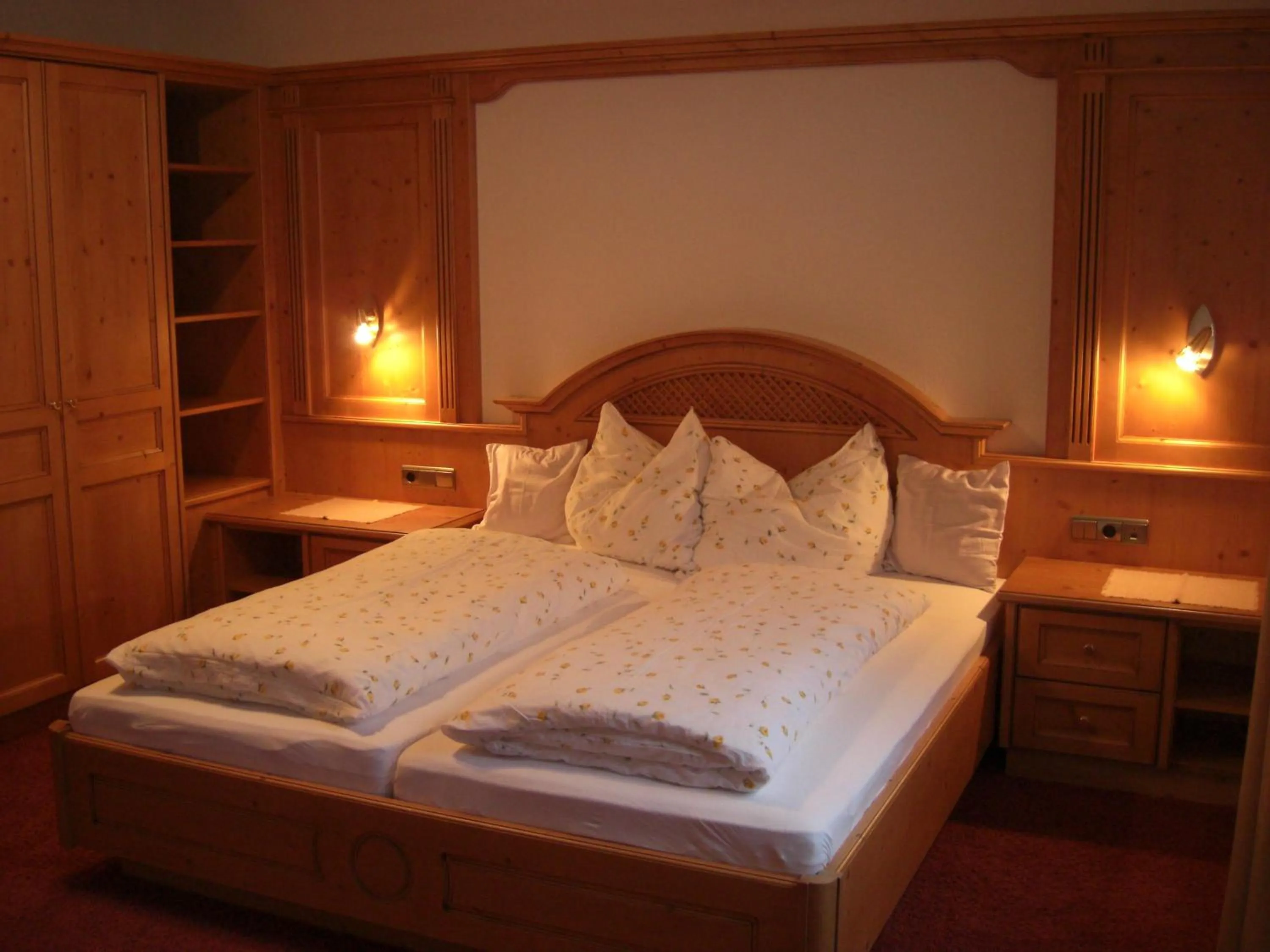 Photo of the whole room, Bed in Garni des Alpes