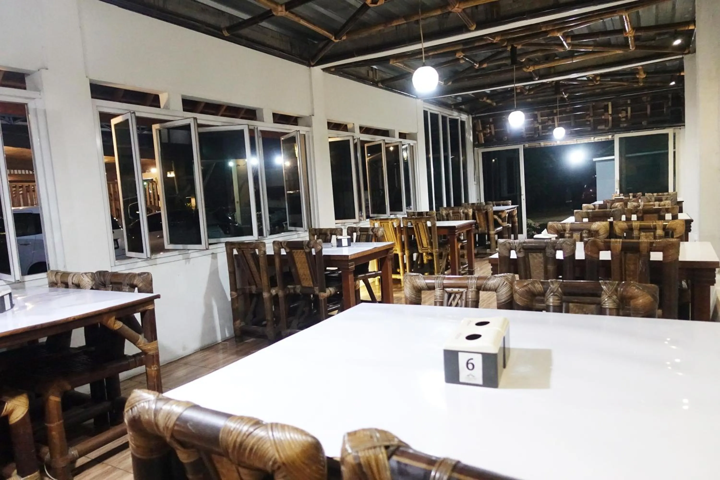 Restaurant/places to eat in Saung Balibu Hotel