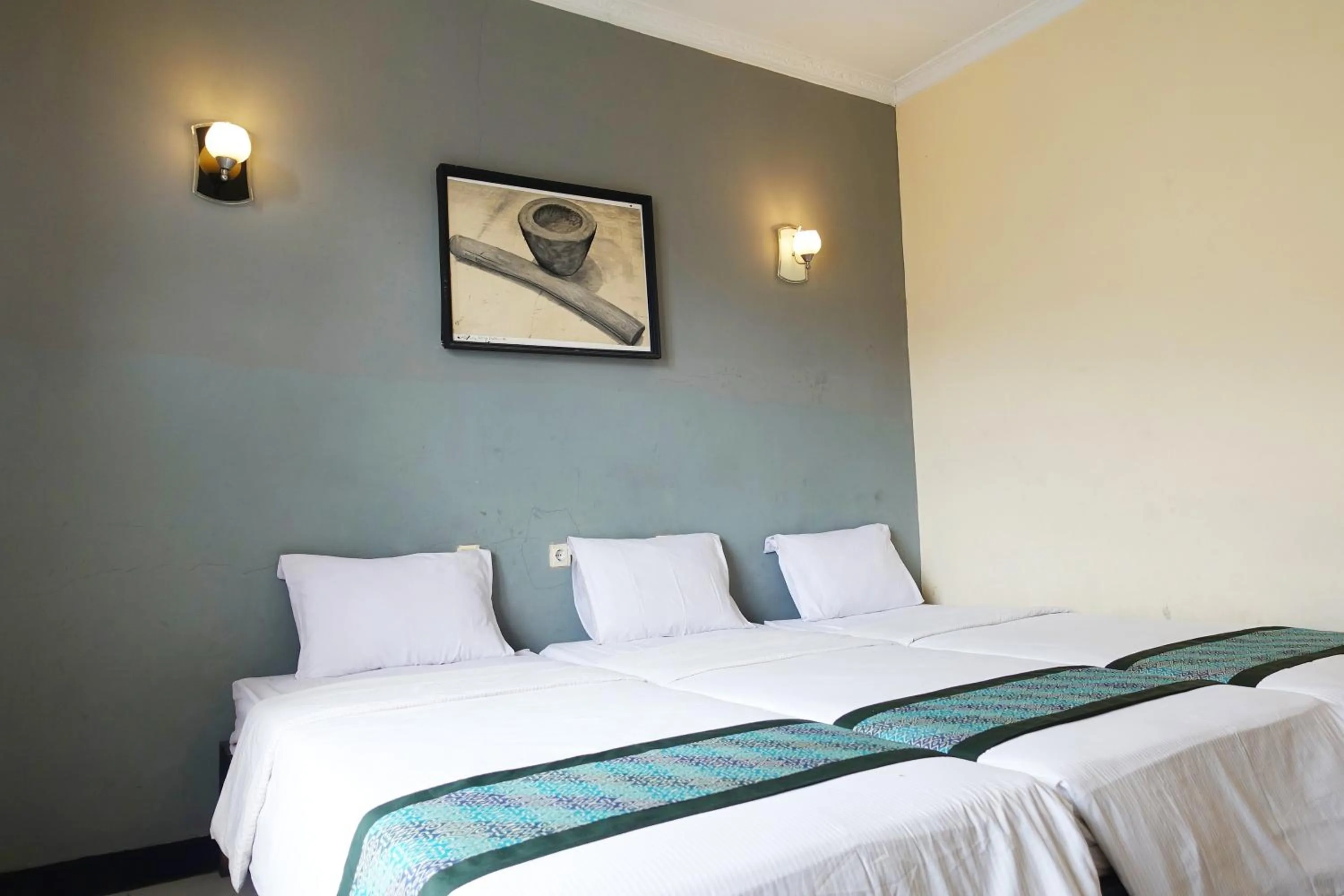 Bed in Saung Balibu Hotel