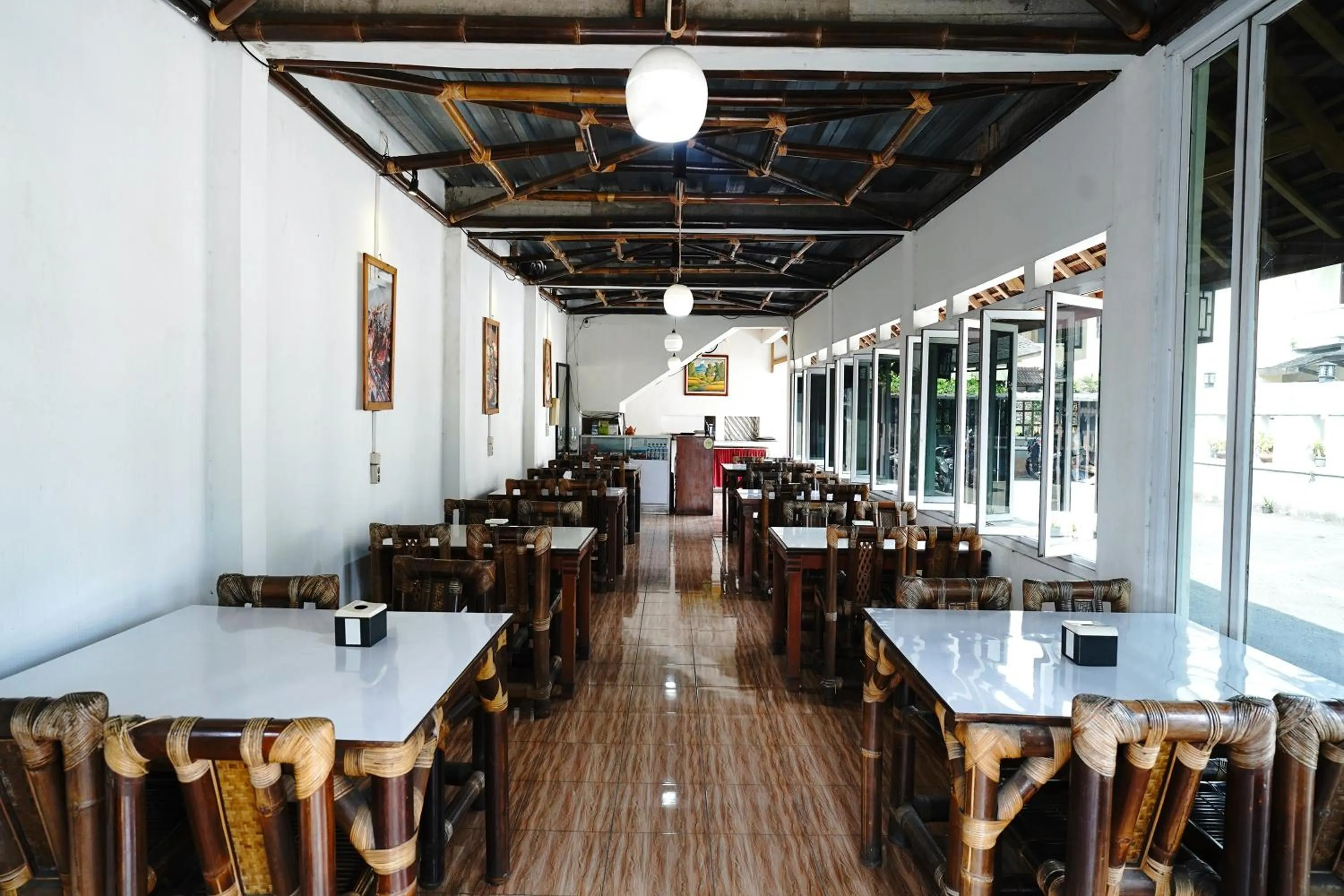 Restaurant/places to eat in Saung Balibu Hotel