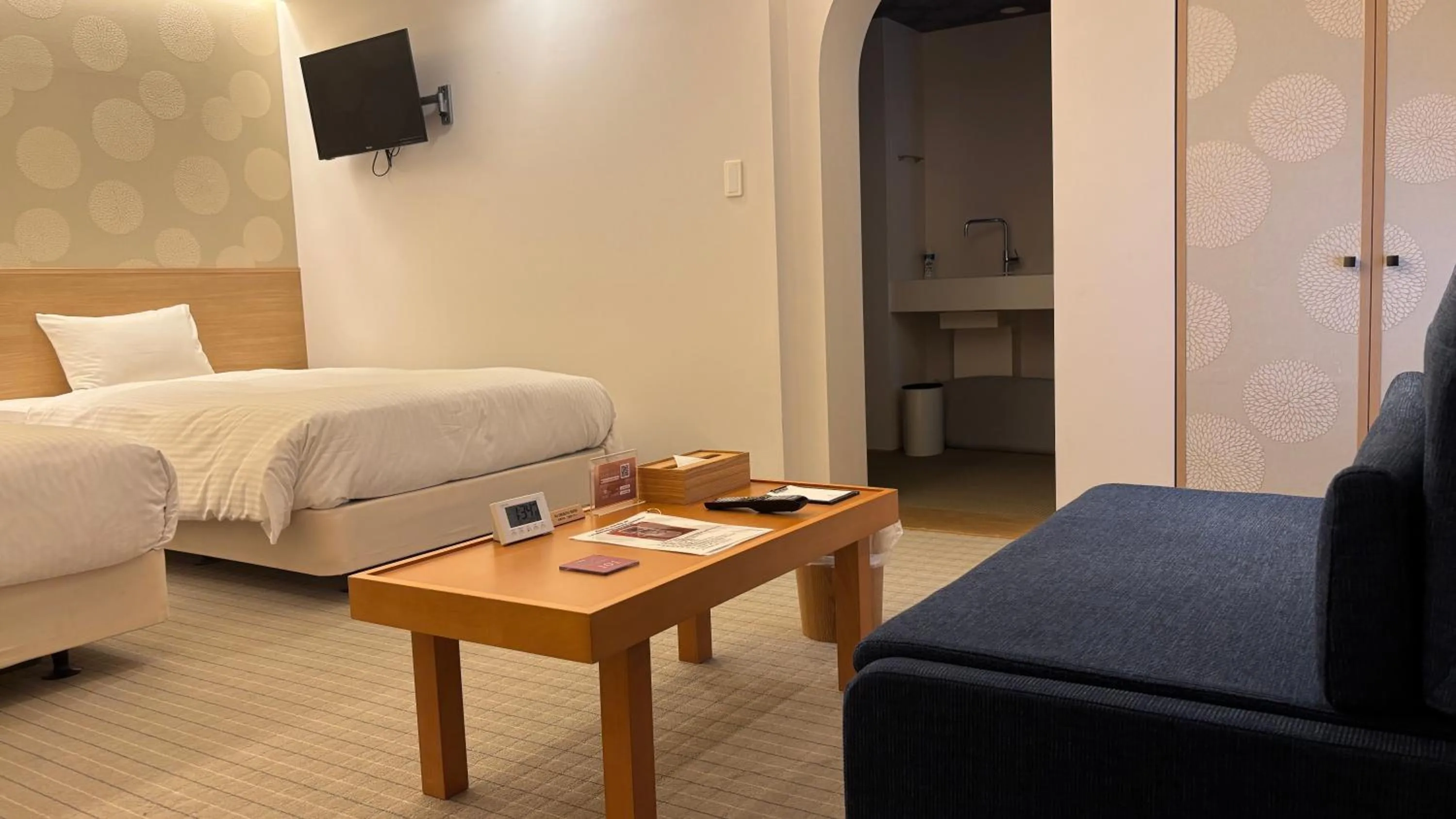 Living room, Bed in RESI STAY Hachi Inn
