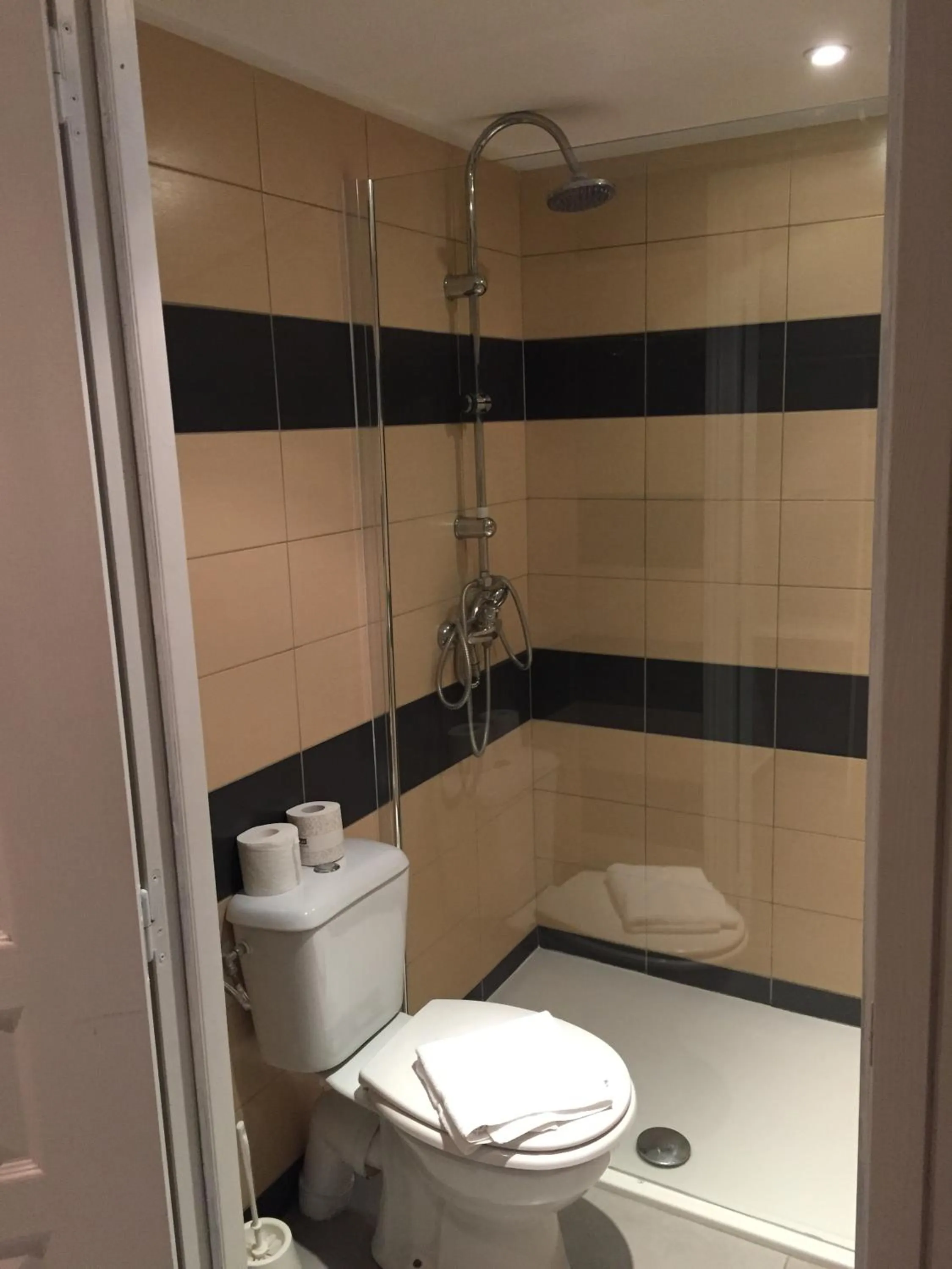 Shower in Hotel Riviera