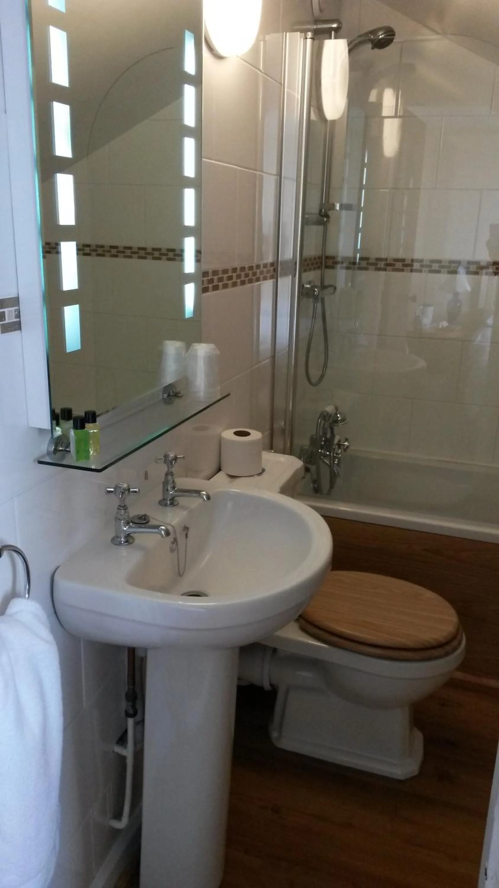 Bathroom in The Poldark Inn