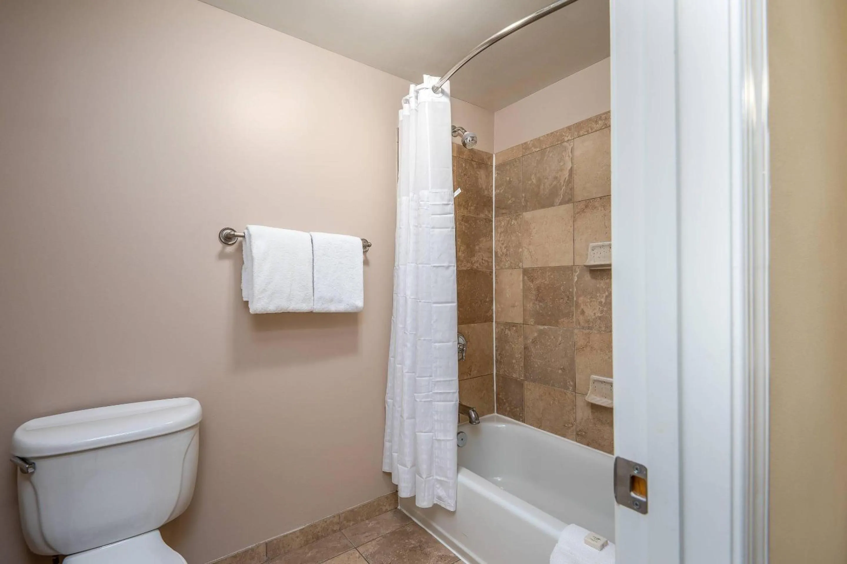 Bedroom in Clarion Collection Hotel Arlington Court Suites