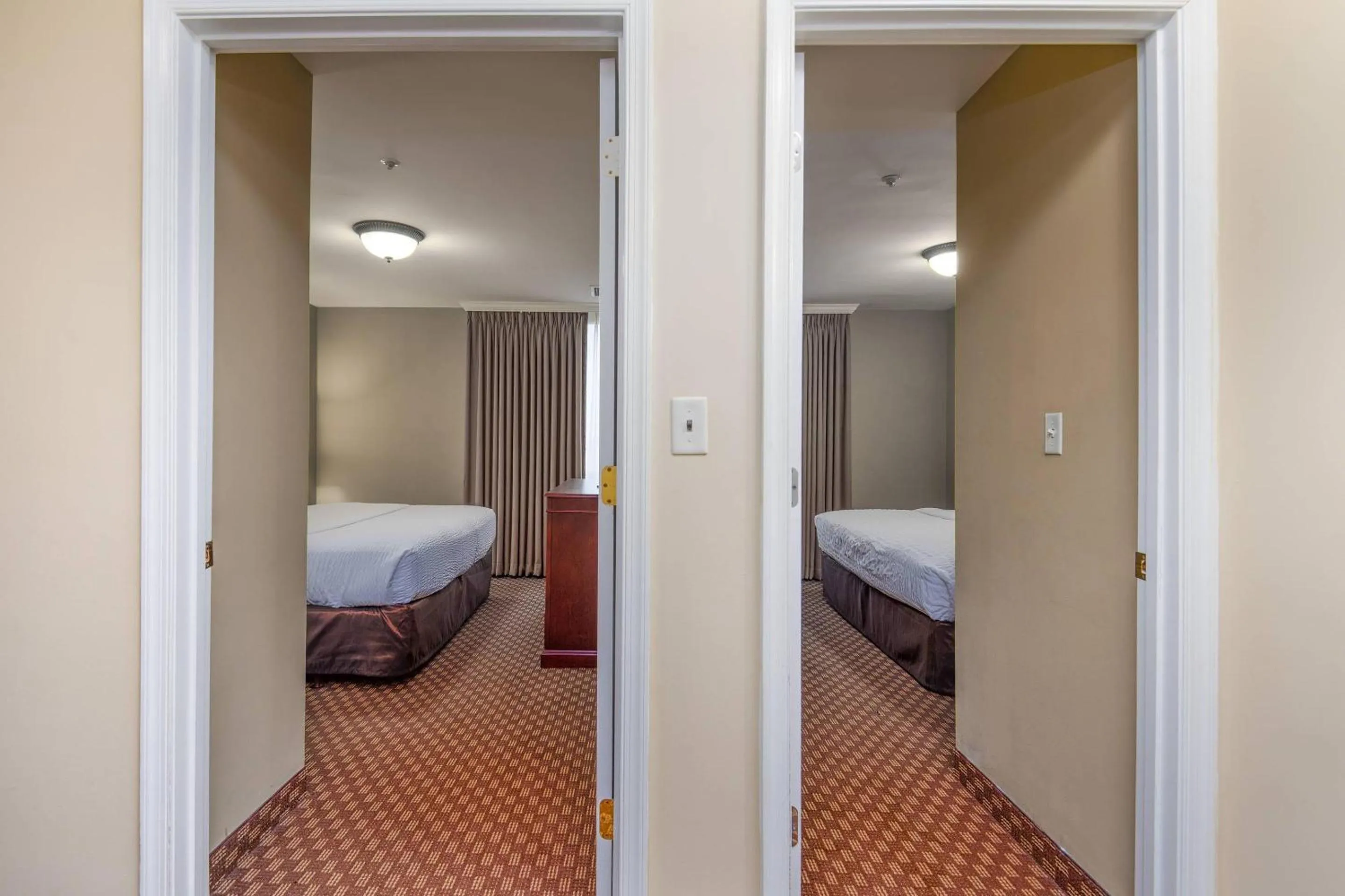 Bedroom, Bed in Clarion Collection Hotel Arlington Court Suites