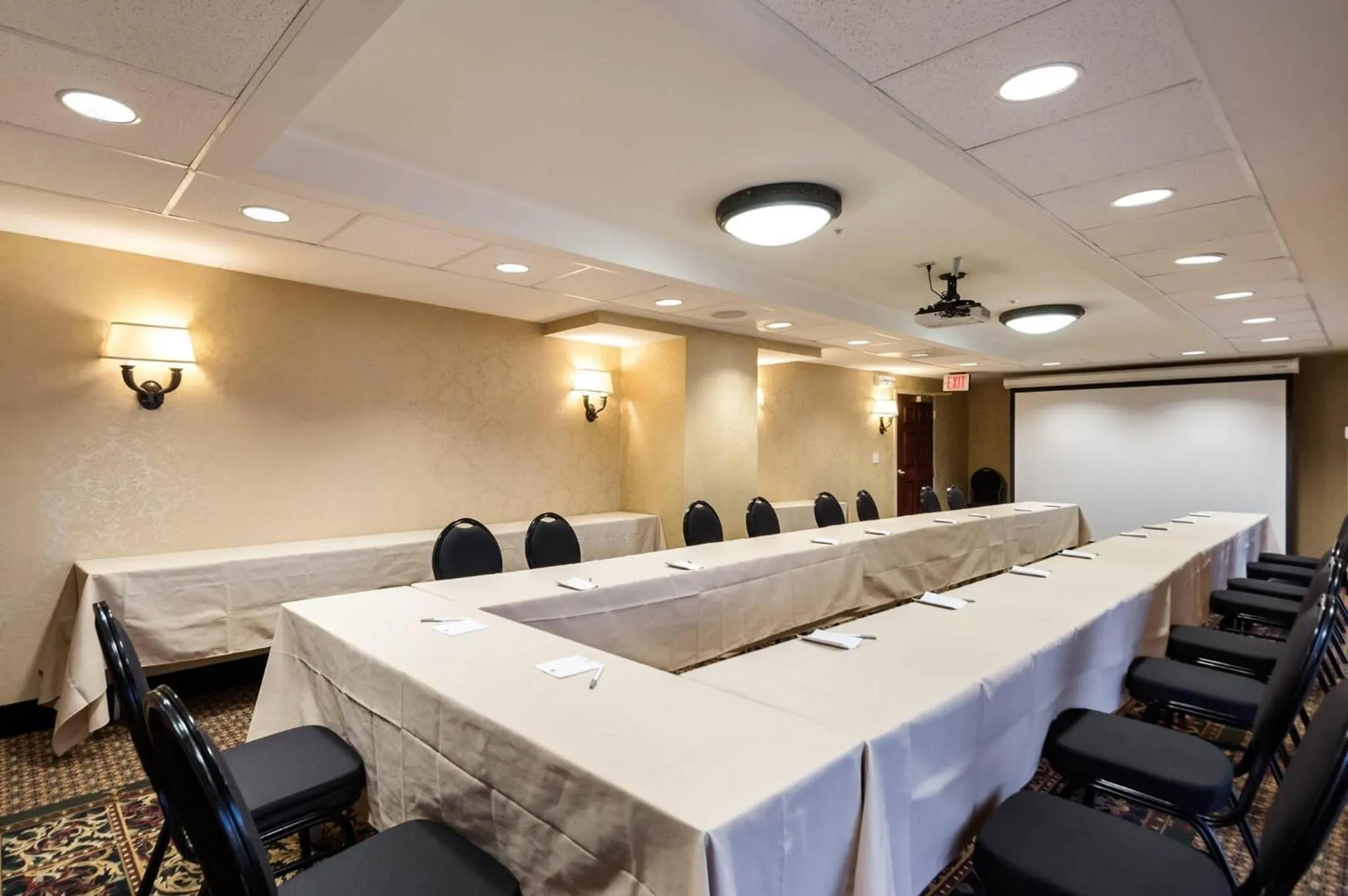 Meeting/conference room in Clarion Collection Hotel Arlington Court Suites