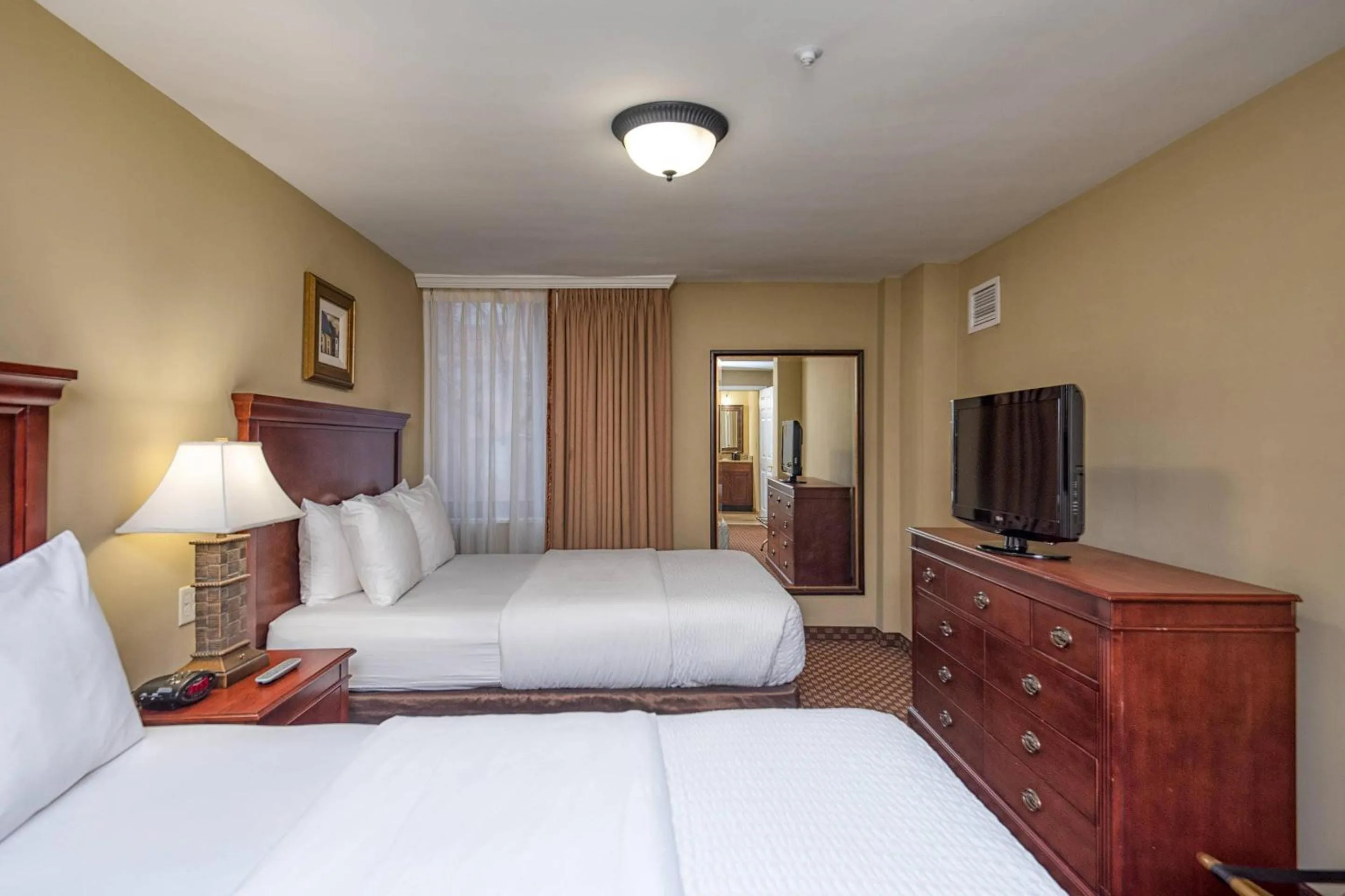 Bedroom, Bed in Clarion Collection Hotel Arlington Court Suites