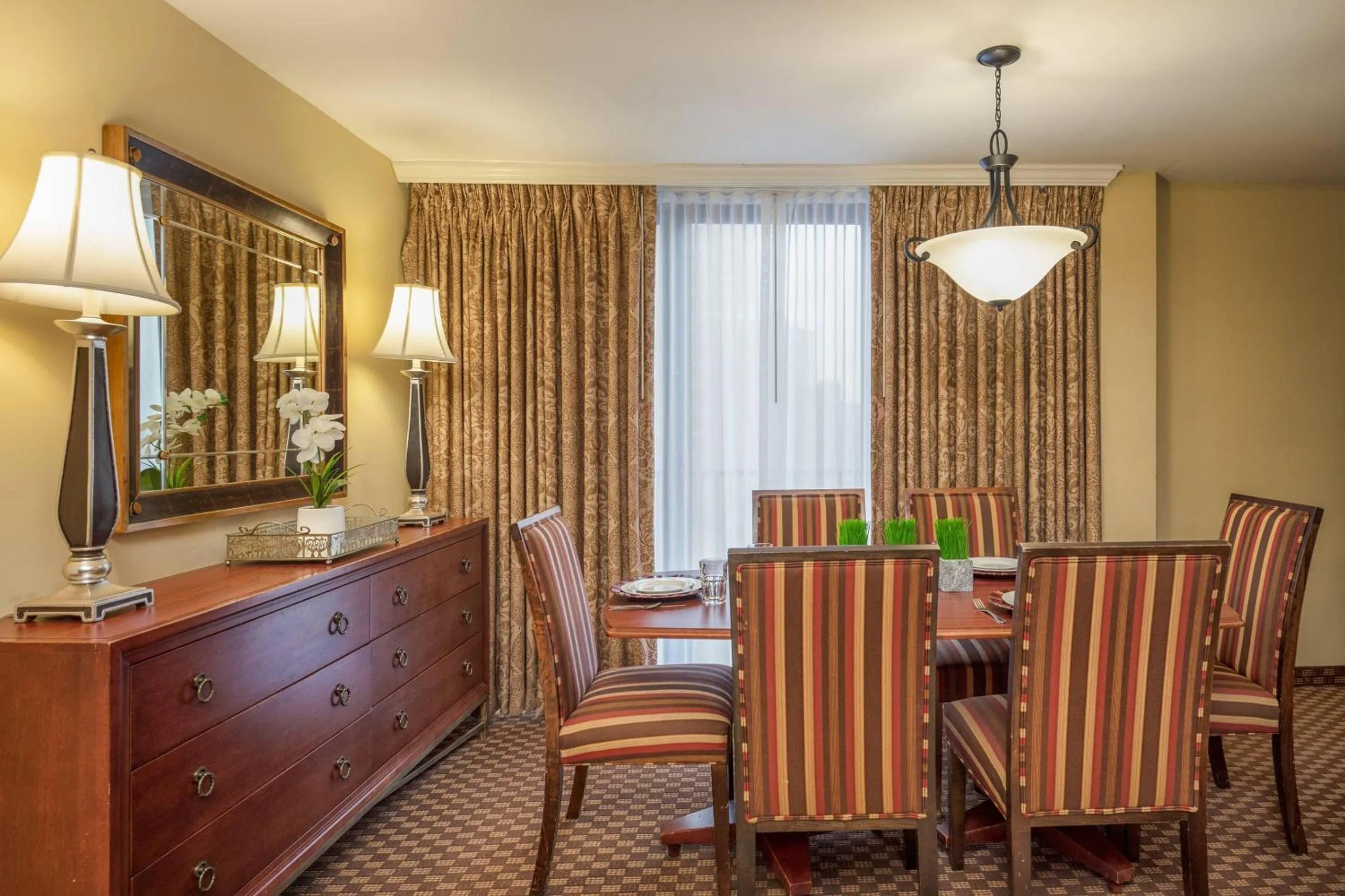 Bedroom in Clarion Collection Hotel Arlington Court Suites