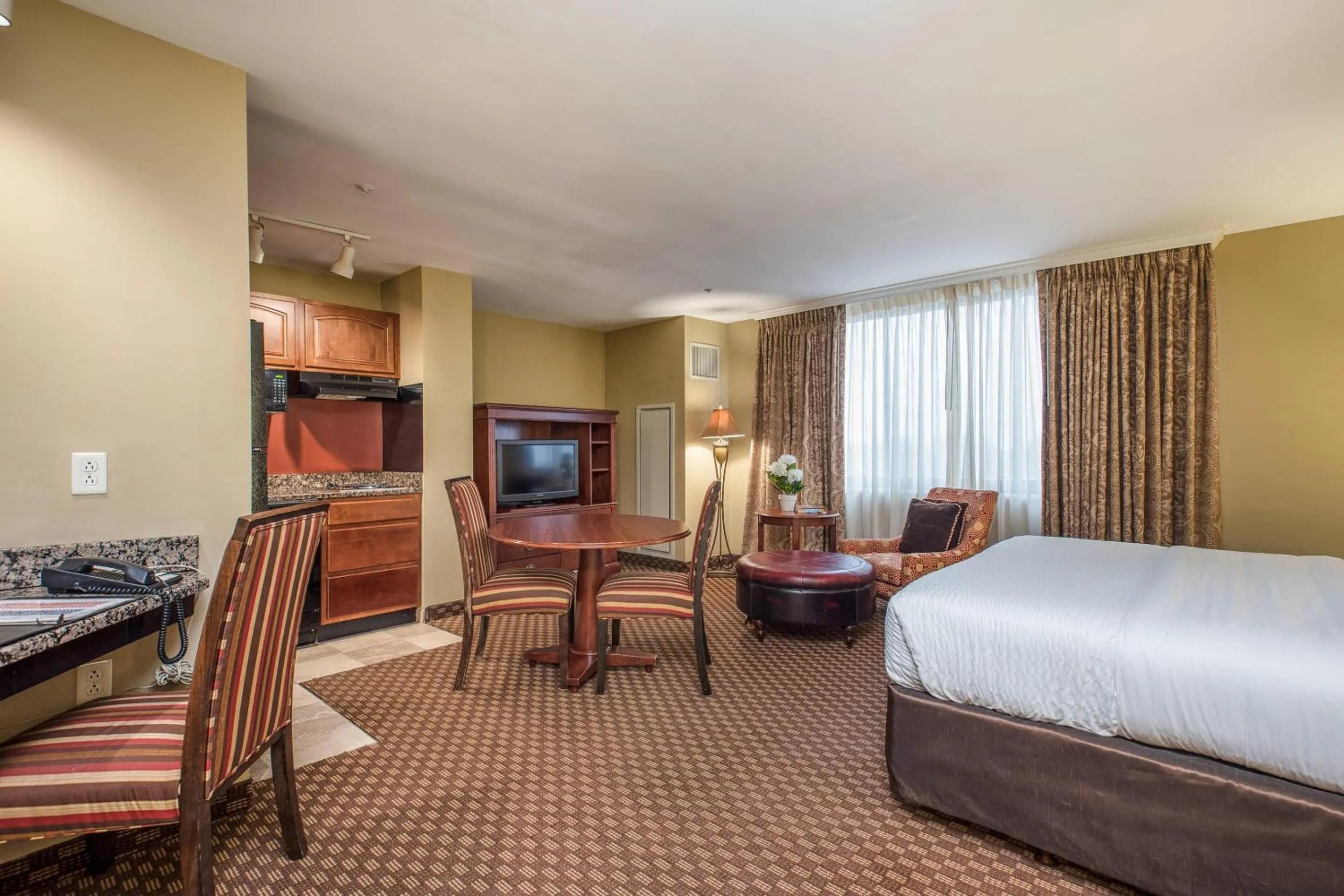 Bedroom, Bed in Clarion Collection Hotel Arlington Court Suites