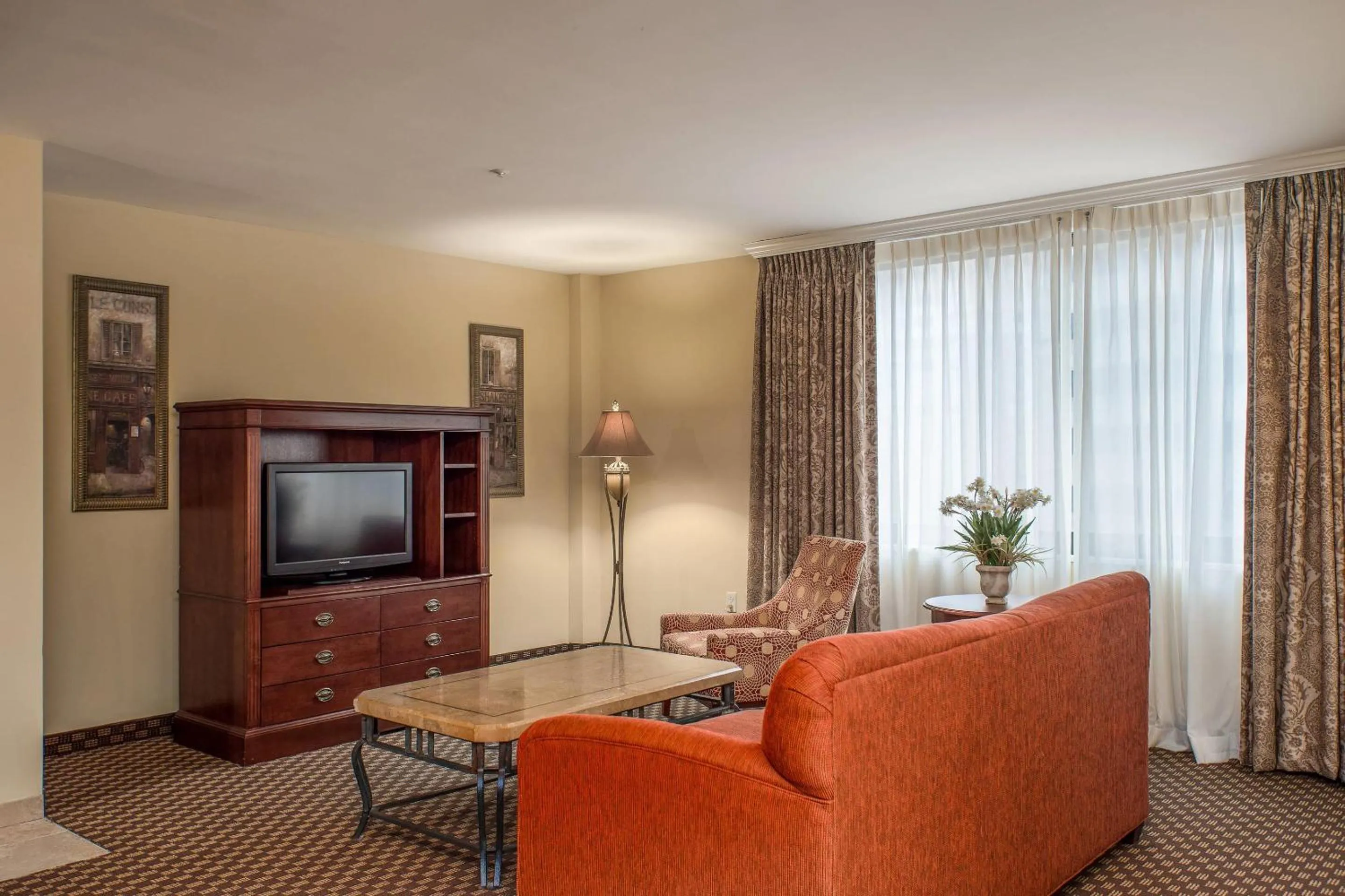 Bedroom in Clarion Collection Hotel Arlington Court Suites