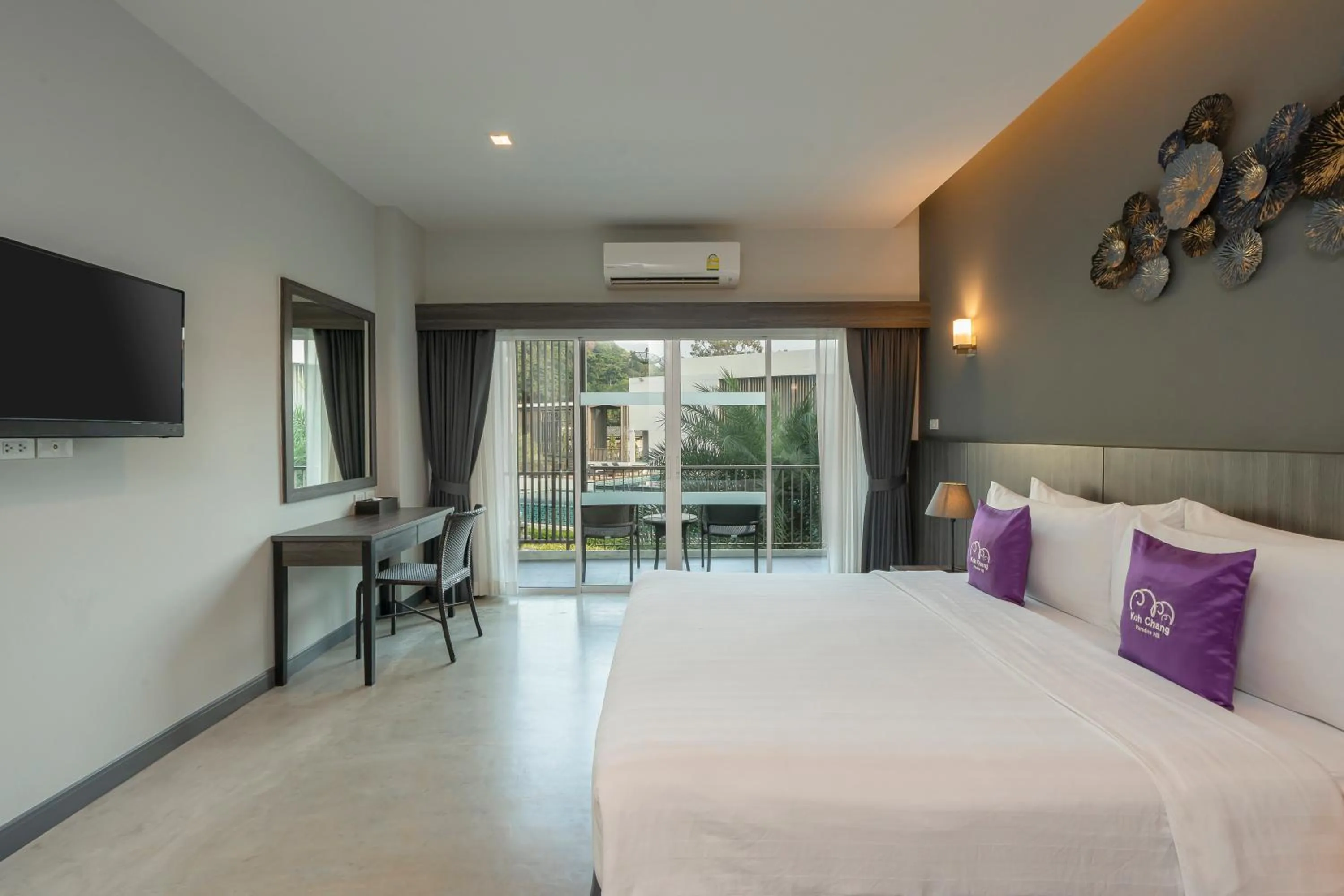 Photo of the whole room, Bed in Koh Chang Paradise Hill