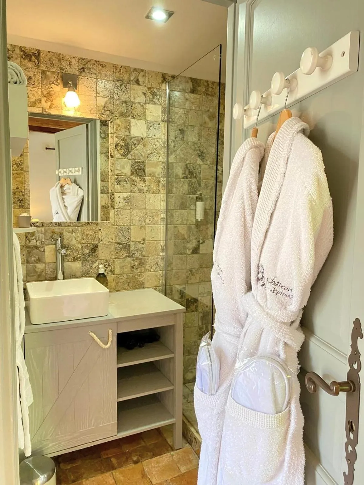 Shower in Château de l'Epinay