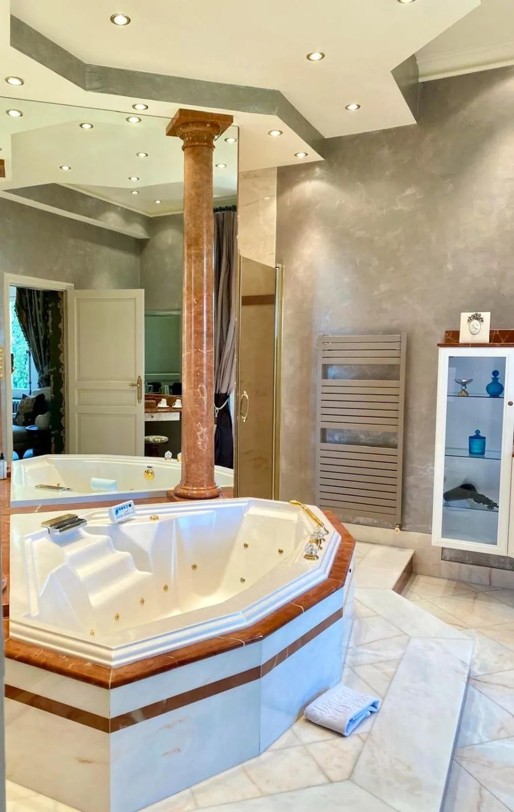 Hot Tub, Bed in Château de l'Epinay