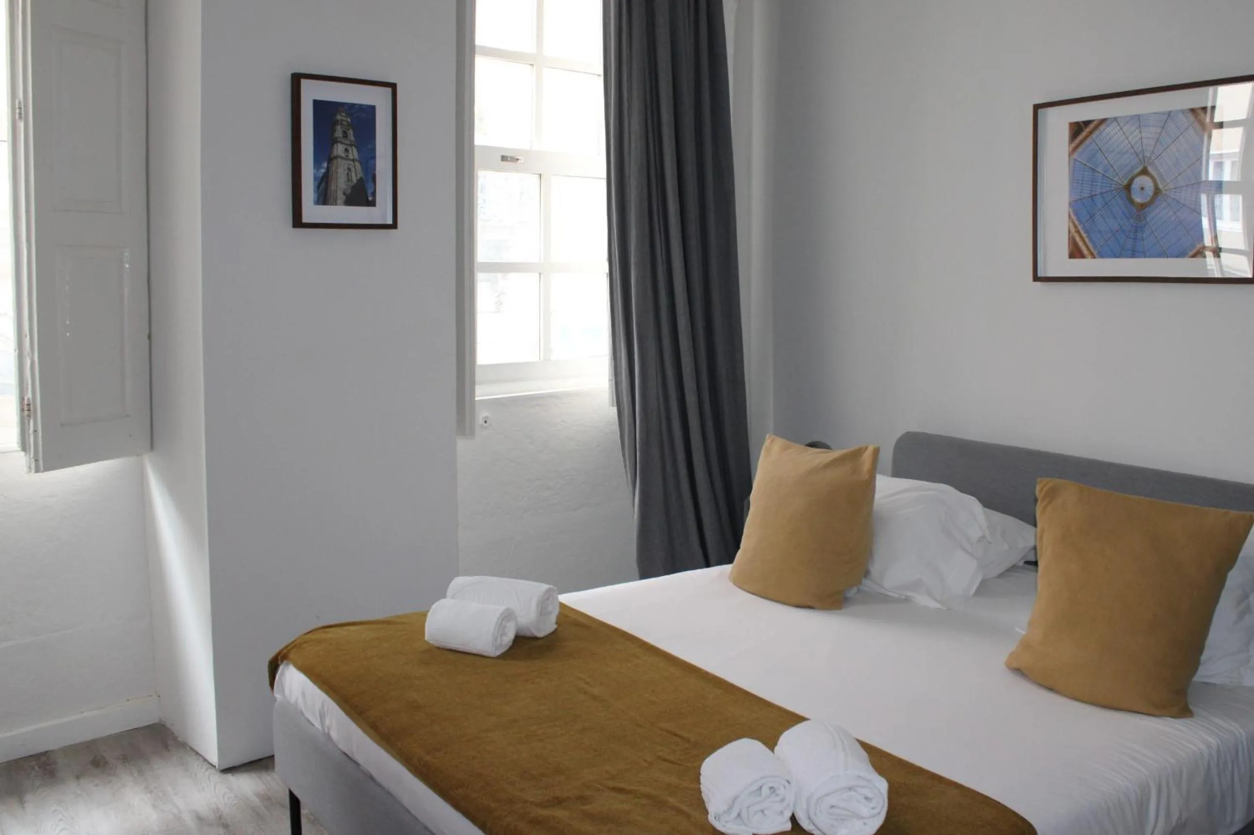 Bed in Oporto Maison Entreparedes