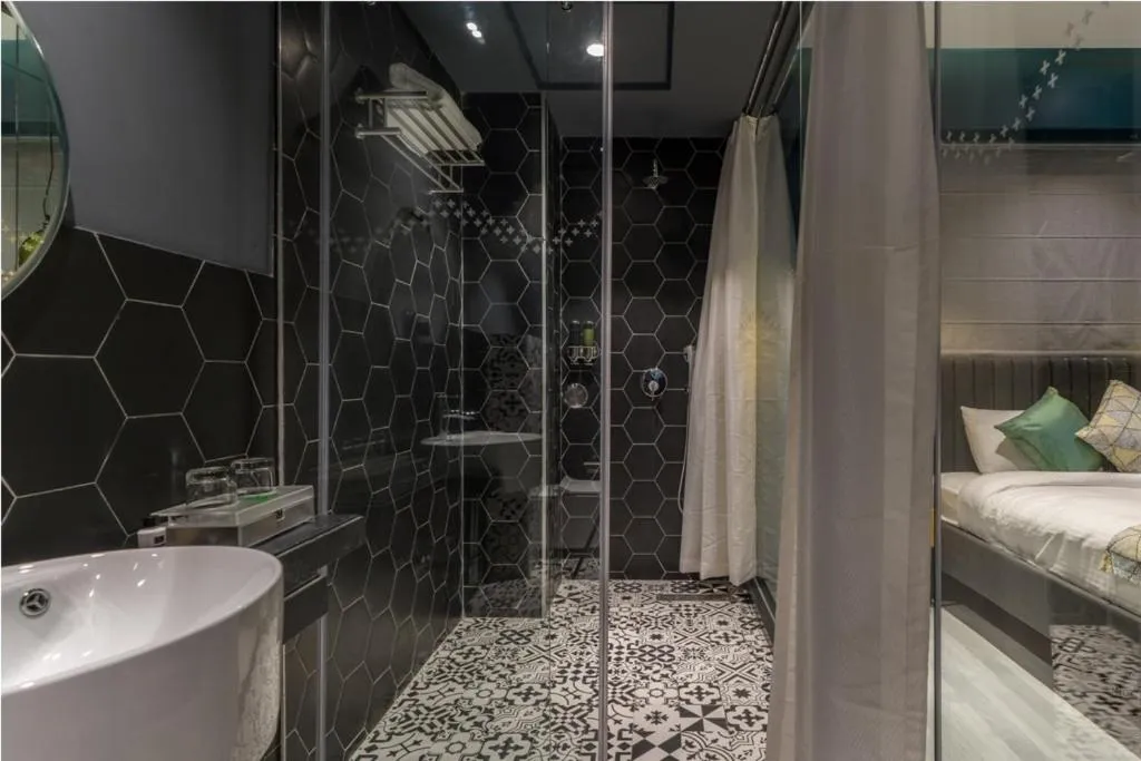 Shower in Hotel B plus L