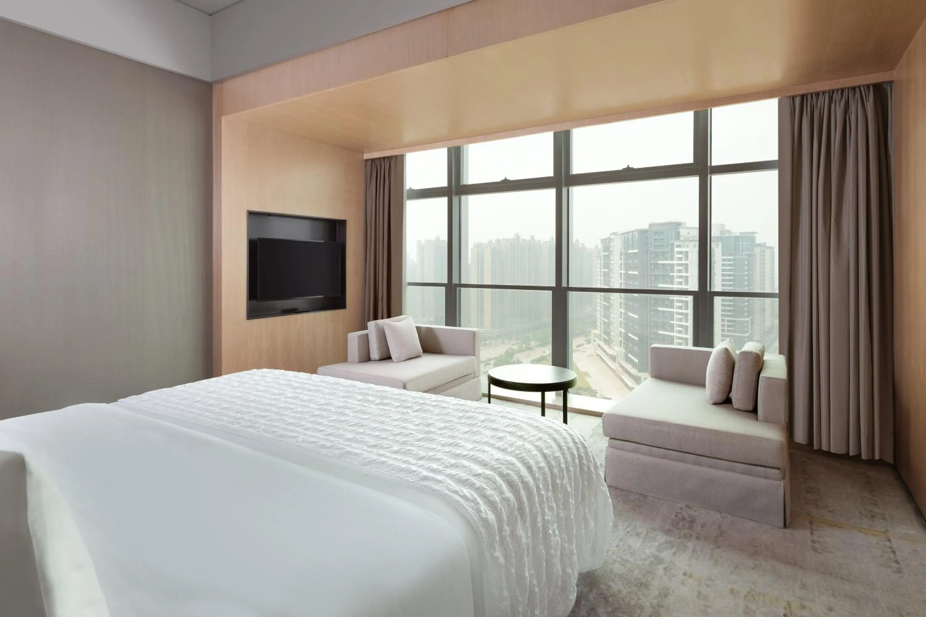 Photo of the whole room, Bed in Le Meridien Zhongshan