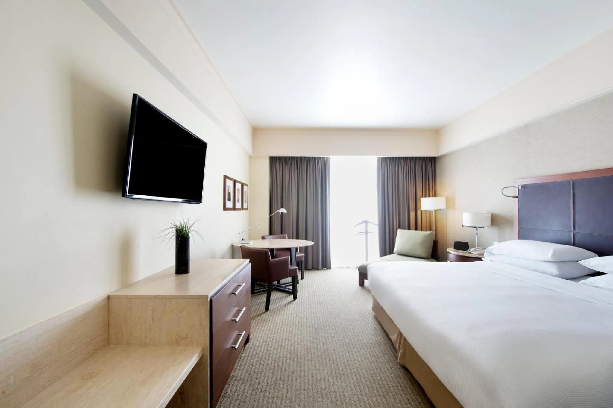 Photo of the whole room, Bed in Grand Fiesta Americana Queretaro