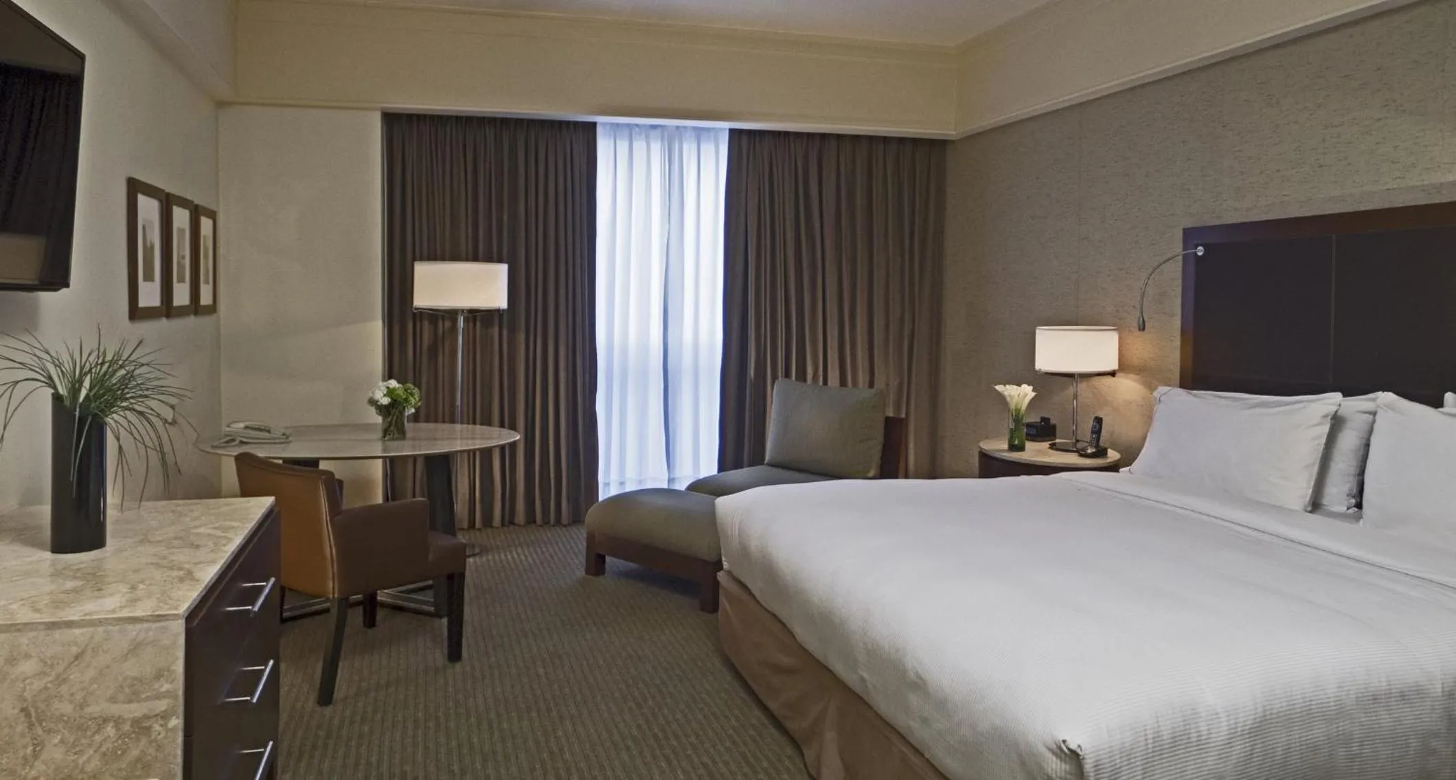 Photo of the whole room, Bed in Grand Fiesta Americana Queretaro