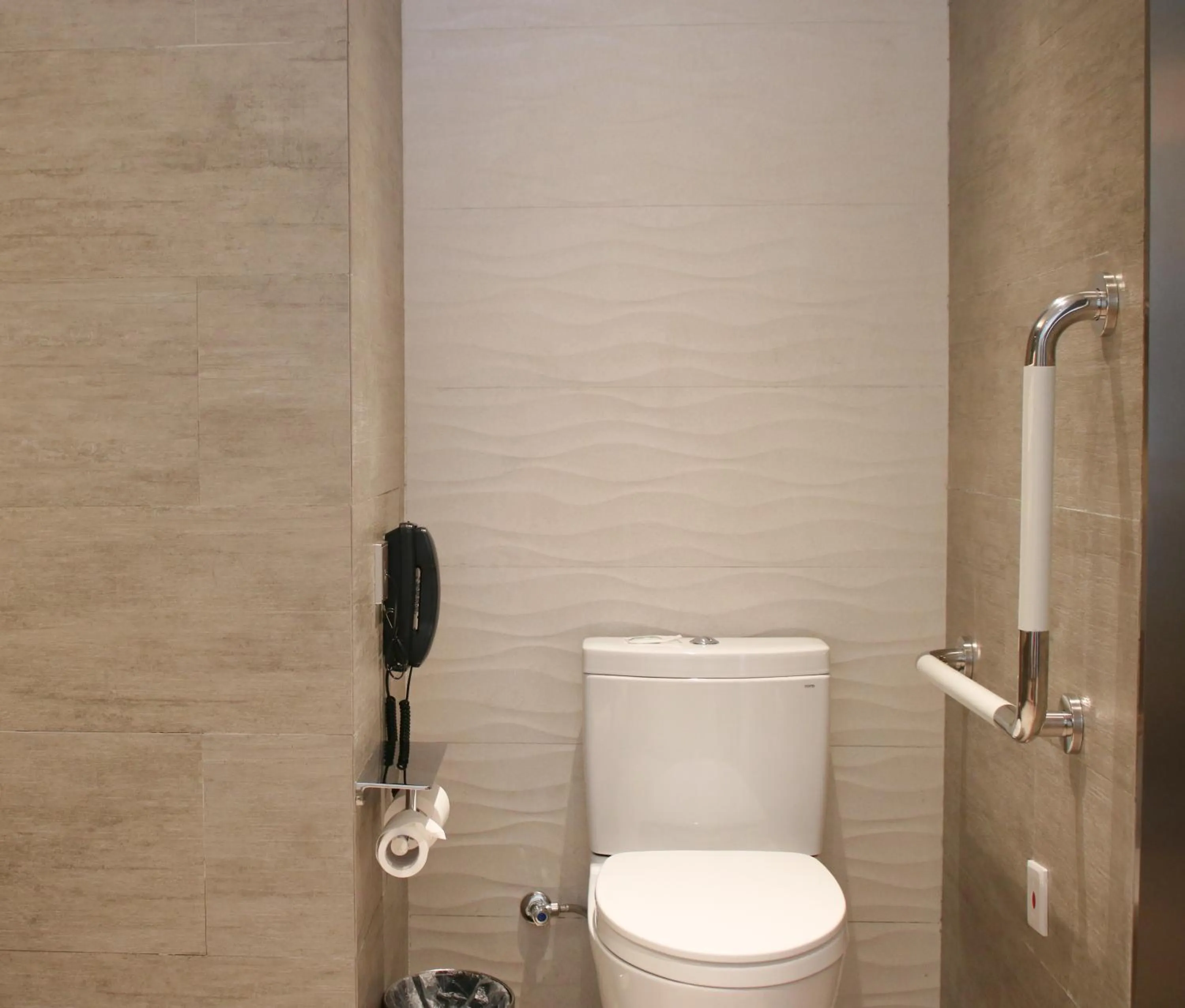 Toilet in Holiday Inn Resort Yichun Mingyue Mountain by IHG