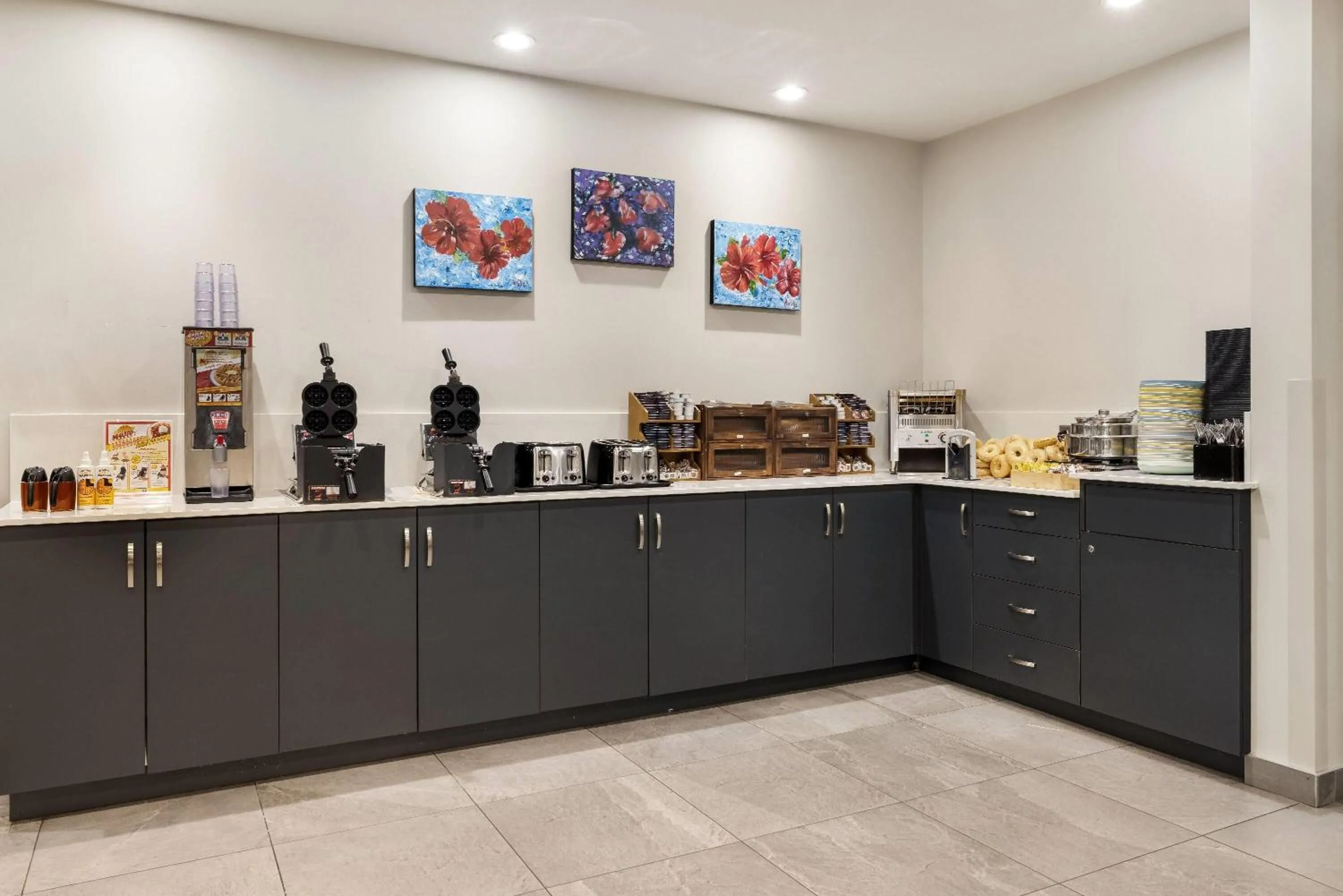 Restaurant/places to eat in Microtel Inn & Suites by Wyndham Mont Tremblant