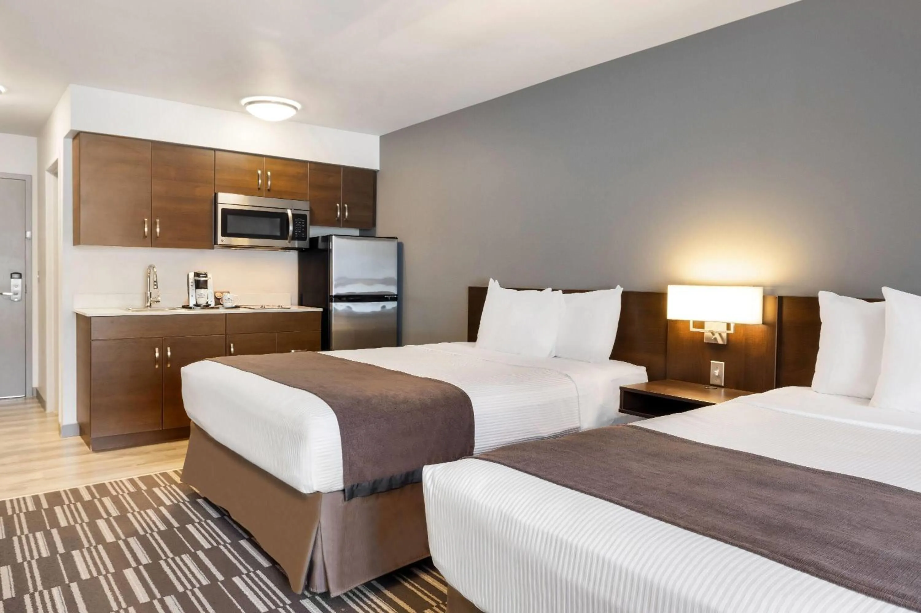 Photo of the whole room, Bed in Microtel Inn & Suites by Wyndham Mont Tremblant