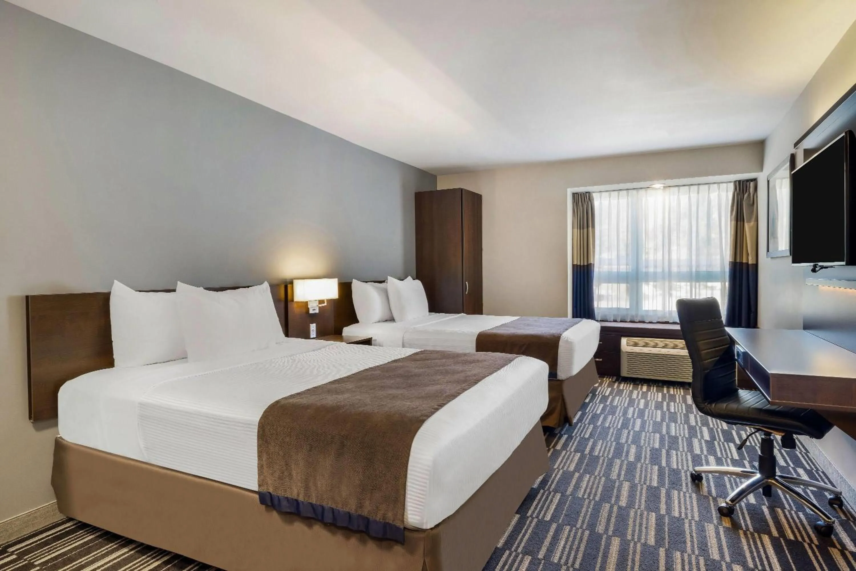 Photo of the whole room, Bed in Microtel Inn & Suites by Wyndham Mont Tremblant