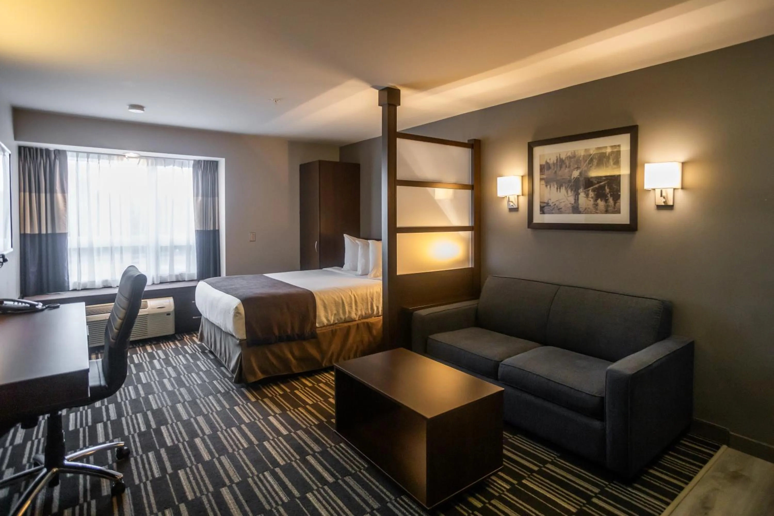 Living room, Bed in Microtel Inn & Suites by Wyndham Mont Tremblant
