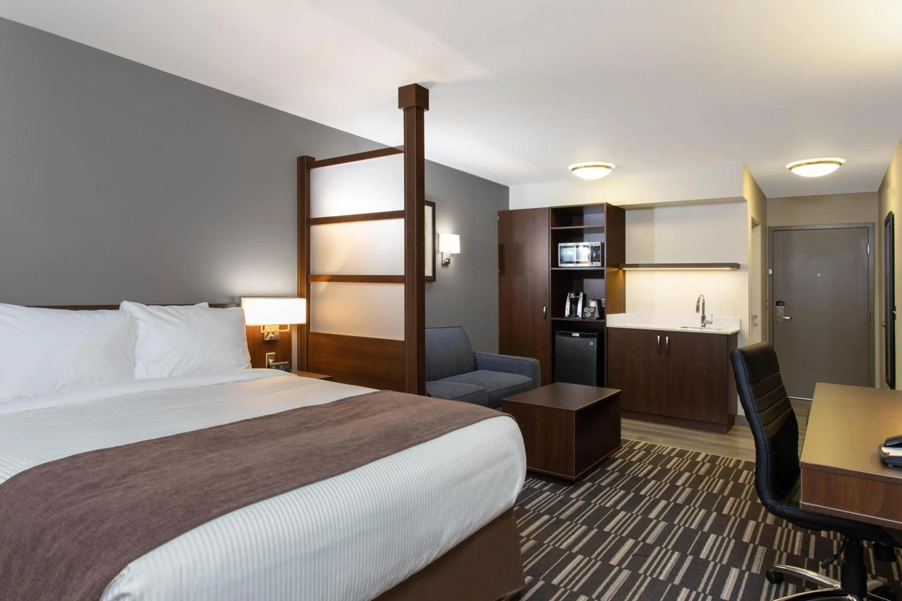 Shower, Bed in Microtel Inn & Suites by Wyndham Mont Tremblant
