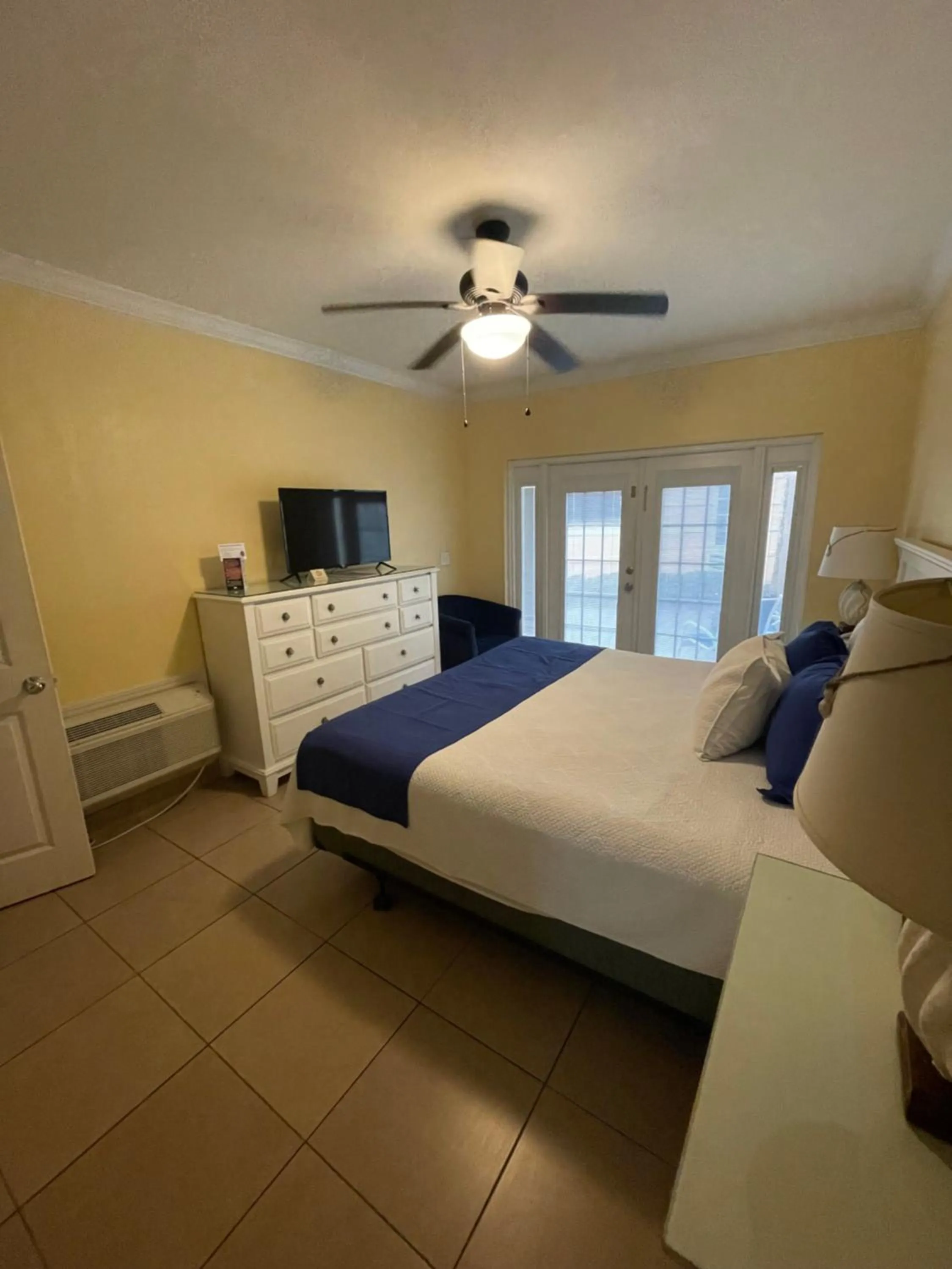 Bed in Coral Sands Inn