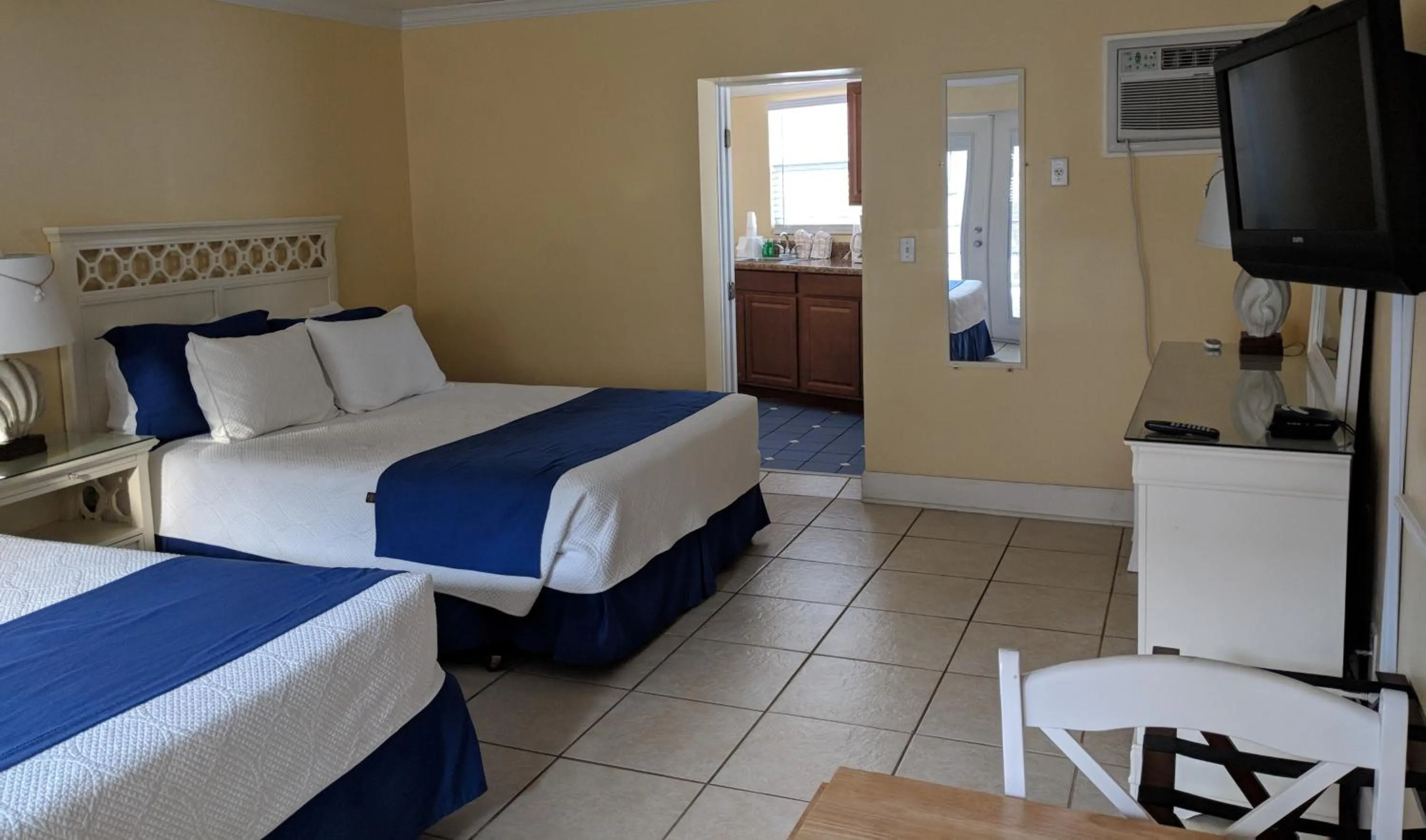 Bed in Coral Sands Inn