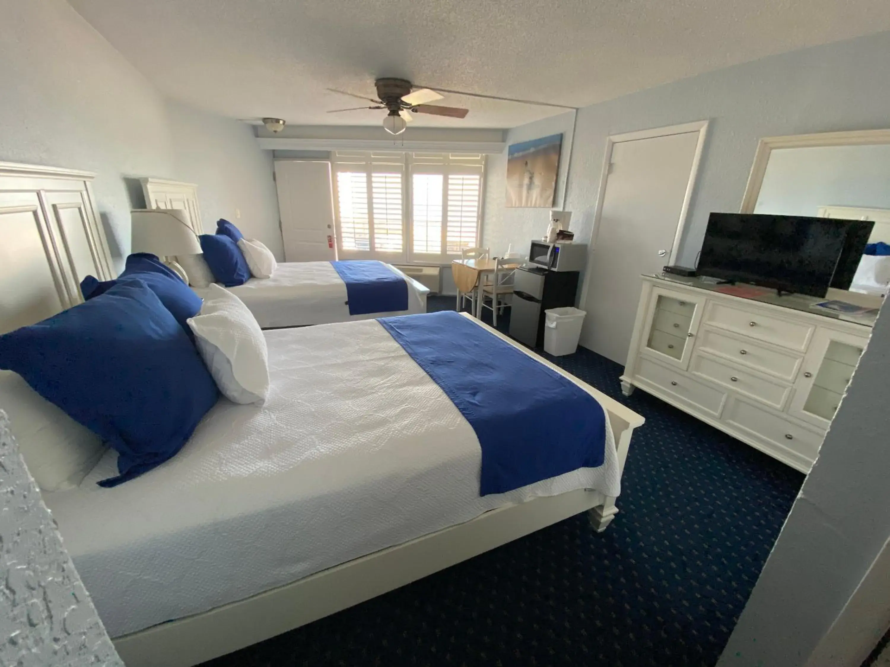 Standard Queen Room with Two Queen Beds in Coral Sands Inn Standard Queen Room with Two Queen Beds in Coral Sands Inn