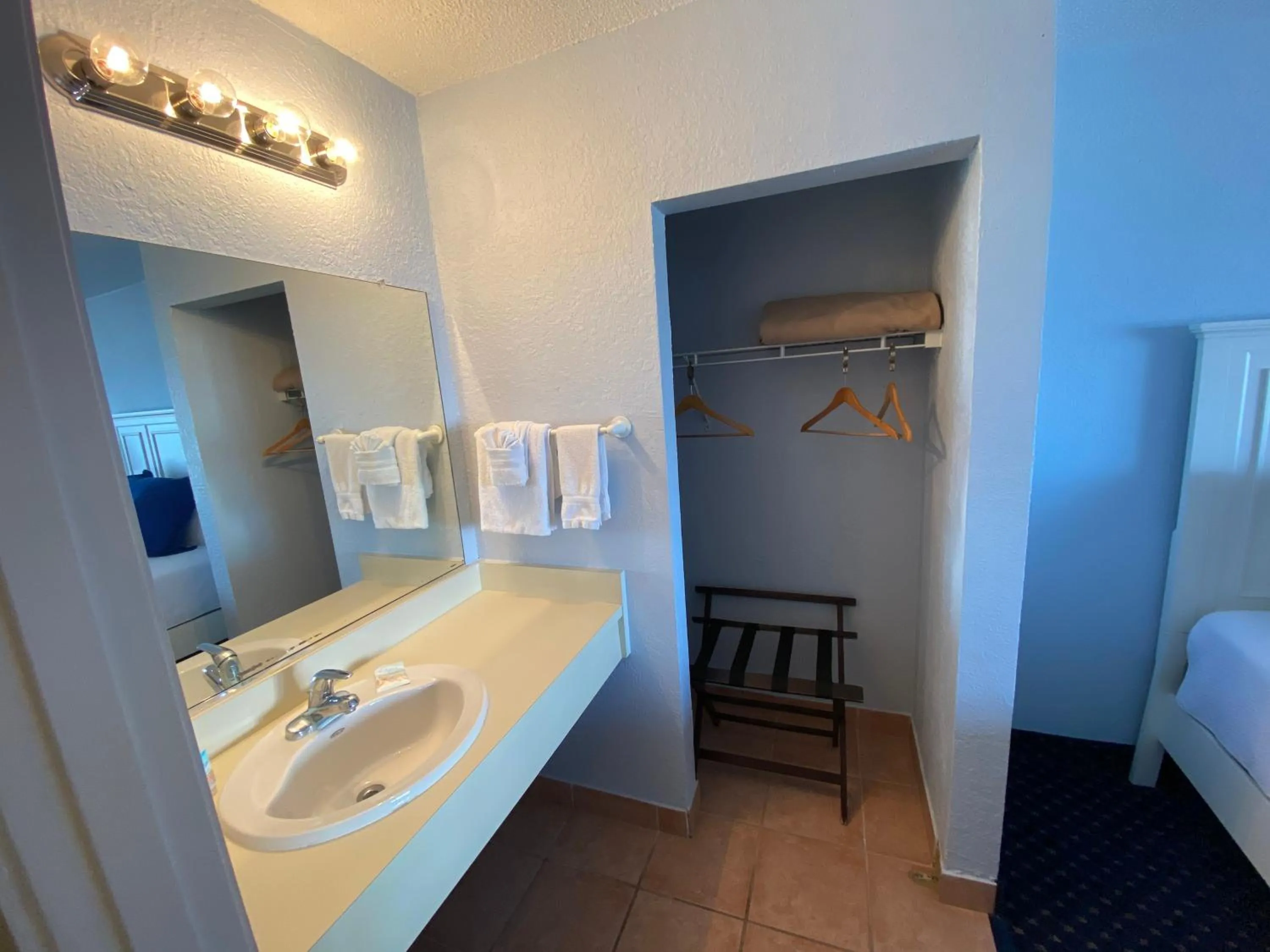 Bed in Coral Sands Inn