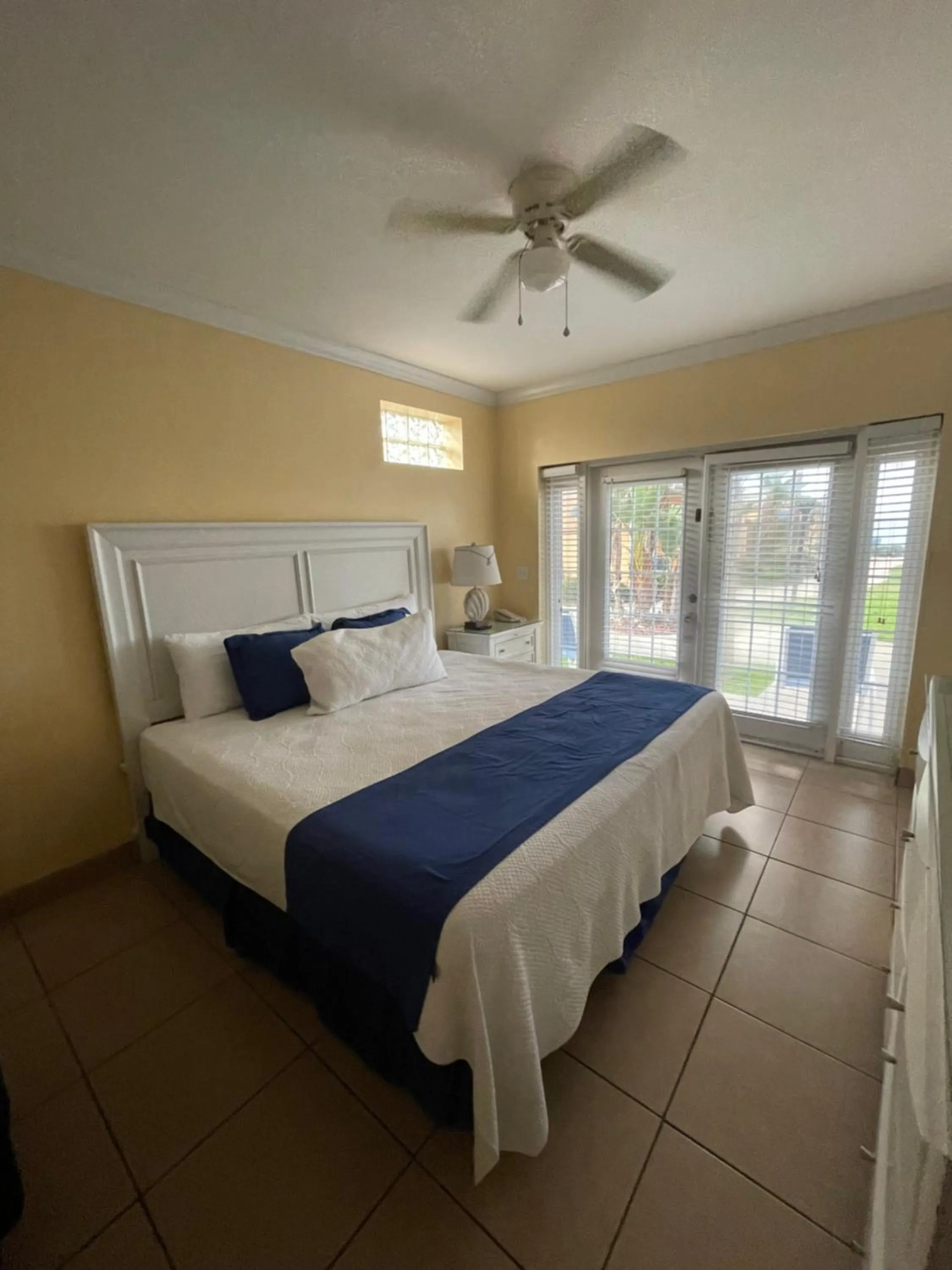 Bed in Coral Sands Inn