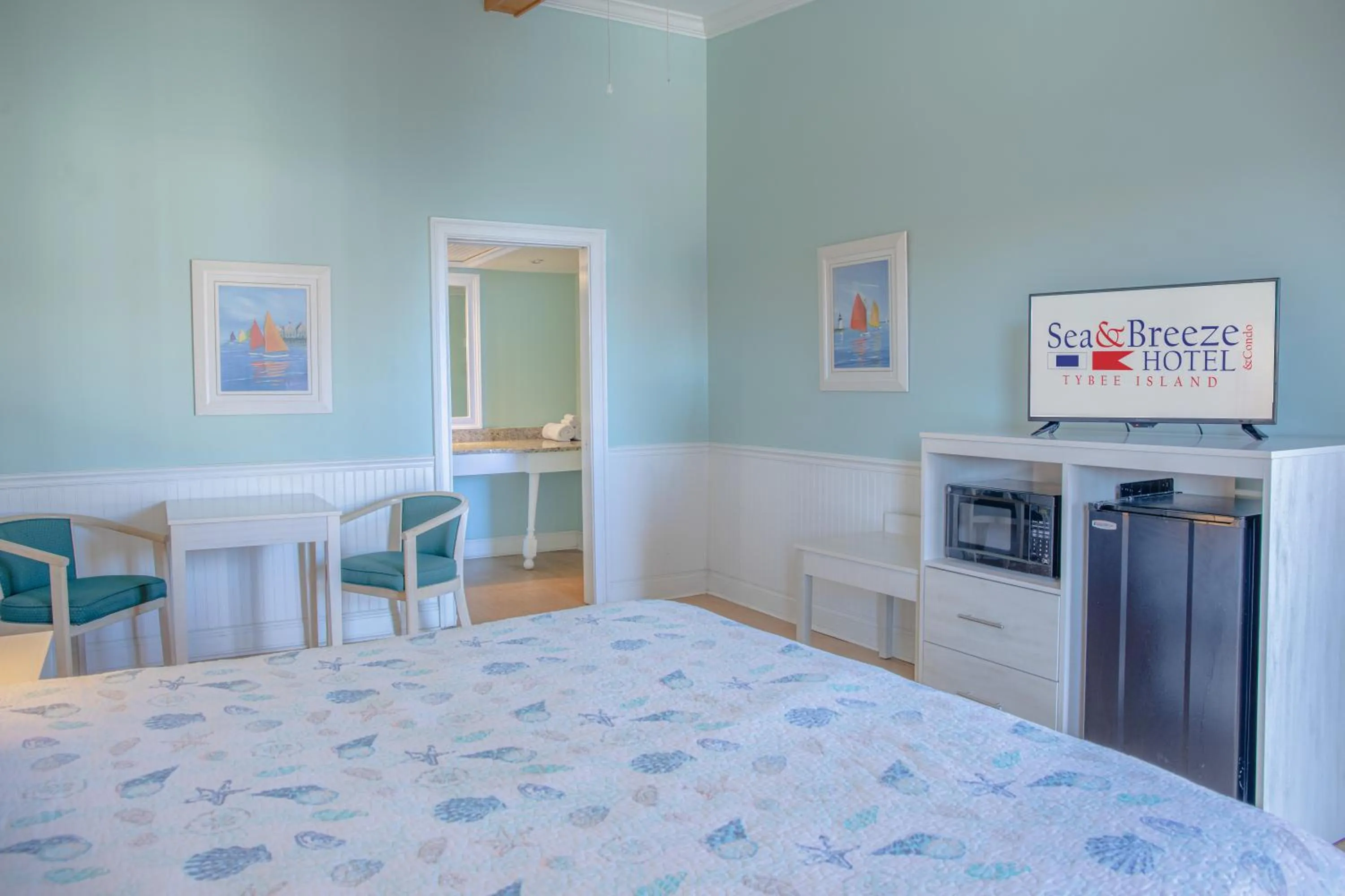 Bedroom, Bed in Sea and Breeze Hotel and Condo