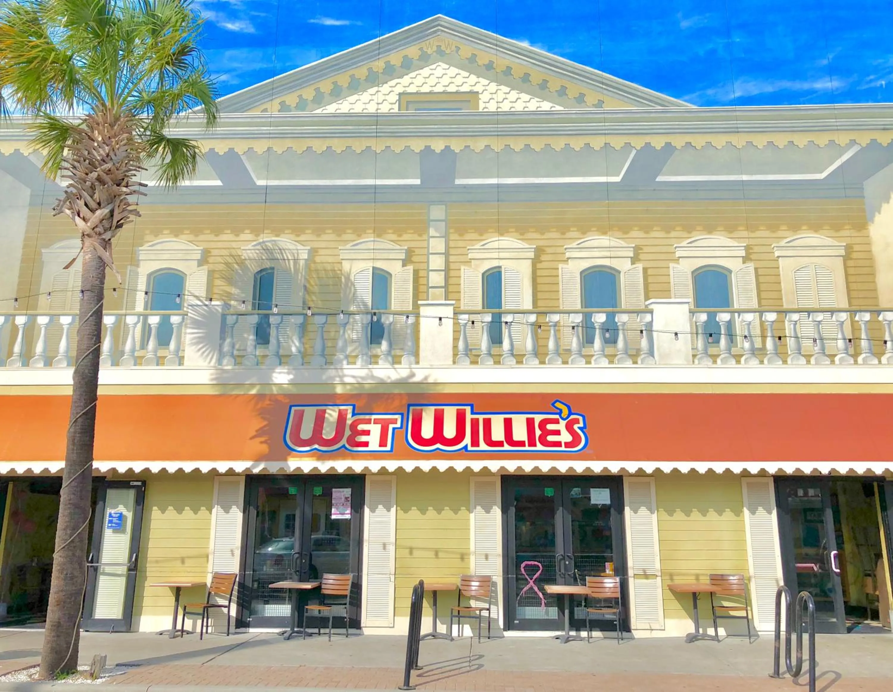 Restaurant/places to eat in Sea and Breeze Hotel and Condo