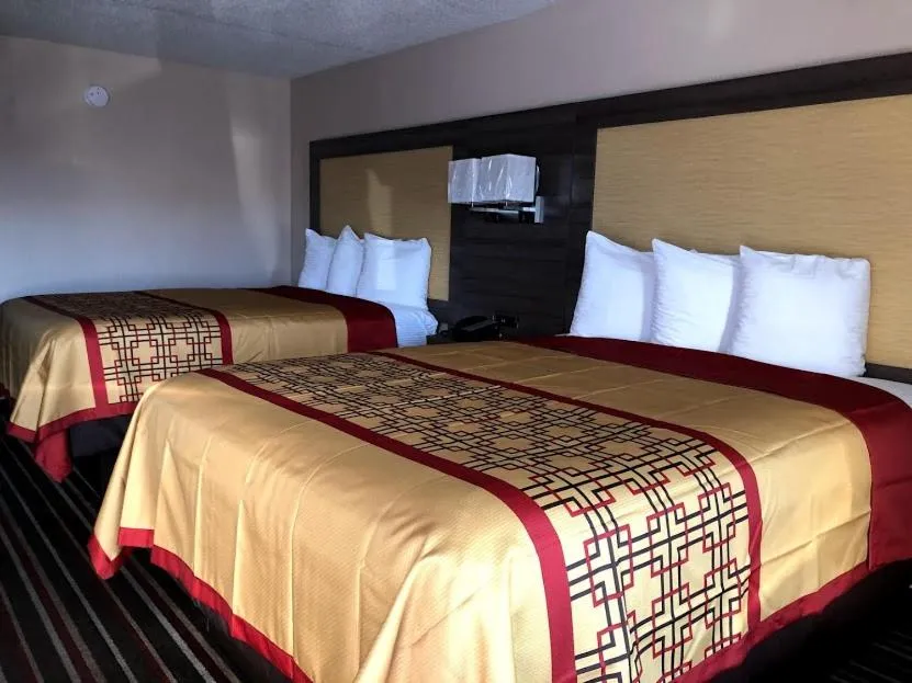 Bedroom, Bed in Legacy Inn - Gallatin